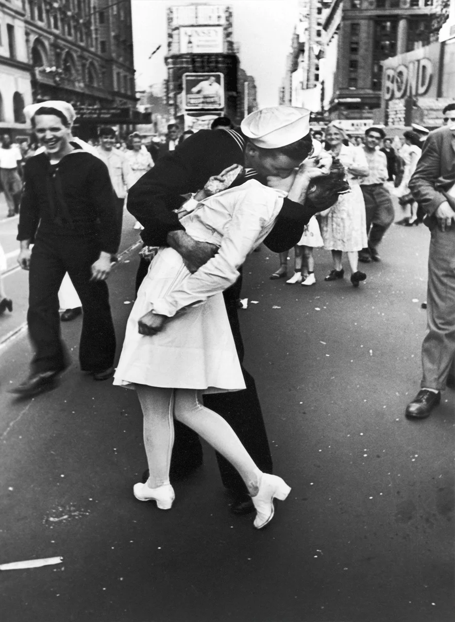 Φωτογραφία προϊόντος: The kiss in Times Square πίνακας σε καμβά Το φιλί