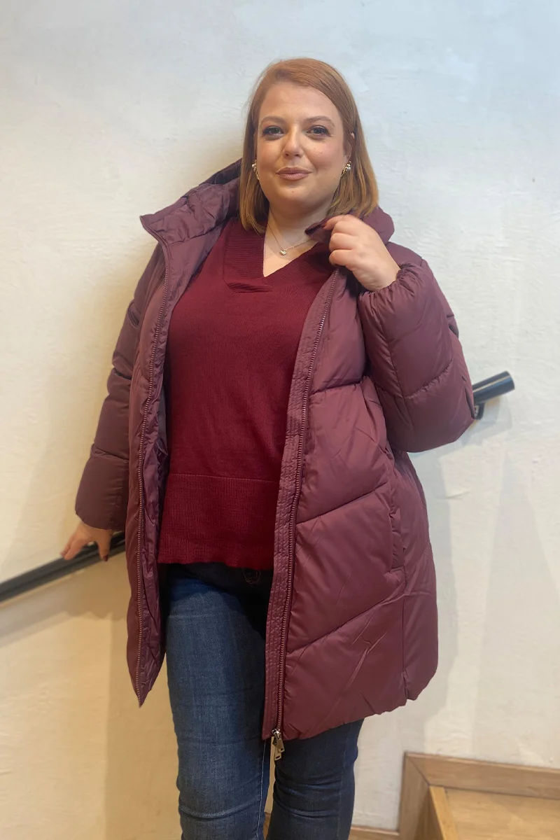 Φωτογραφία προϊόντος: HappySizes Puffer μακρύ μπουφάν με κουκούλα σε μπορντώ χρώμα