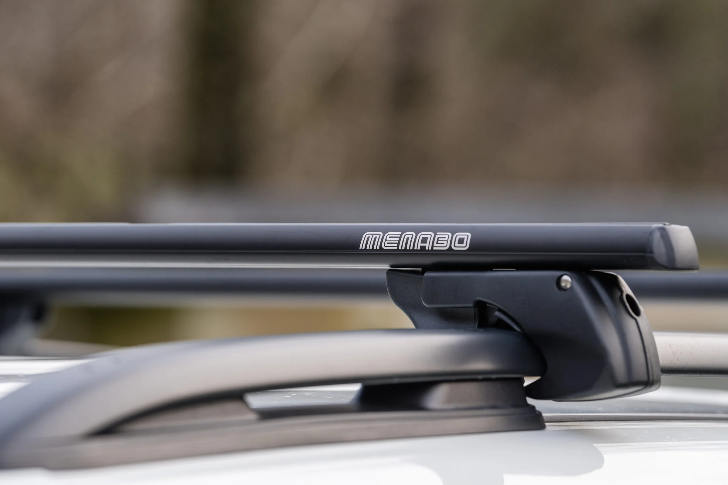 Φωτογραφία προϊόντος: MENABO ΜΠΑΡΕΣ ΟΡΟΦΗΣ ΑΛΟΥΜΙΝΙΟΥ SHERMAN XL BLACK 135 cm ΣΕ ΜΑΥΡΟ ΧΡΩΜΑ ΓΙΑ Fiat Freemont 5 doors 2011> ΜΕ RAISED RAILS (Παράλληλες Μπάρες με Κενό) - 2 ΤΕΜ. (12290/MB) - Menabo -