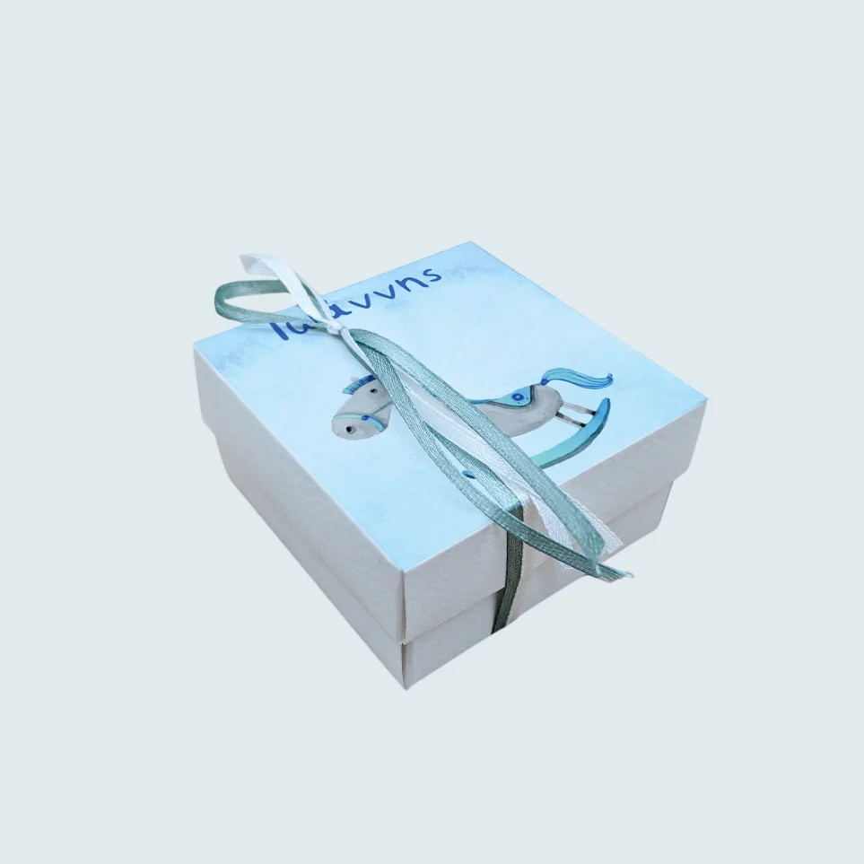 Φωτογραφία προϊόντος: Ecobags Μπομπονιέρα Βάπτισης Κουτάκι με Εκτύπωση και Κουφέτα Χατζηγιαννάκης Θέμα Ξύλινο Αλογάκι