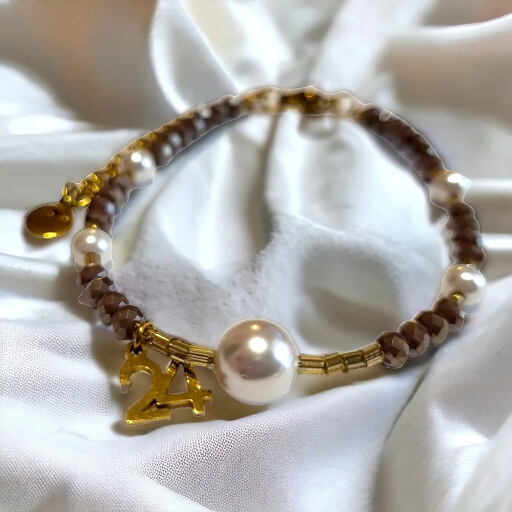 Φωτογραφία προϊόντος: Handmade Άσπρη Πέρλα Με Χρυσές / Μαύρες Χάντρες Γούρι 2024 BlackGold