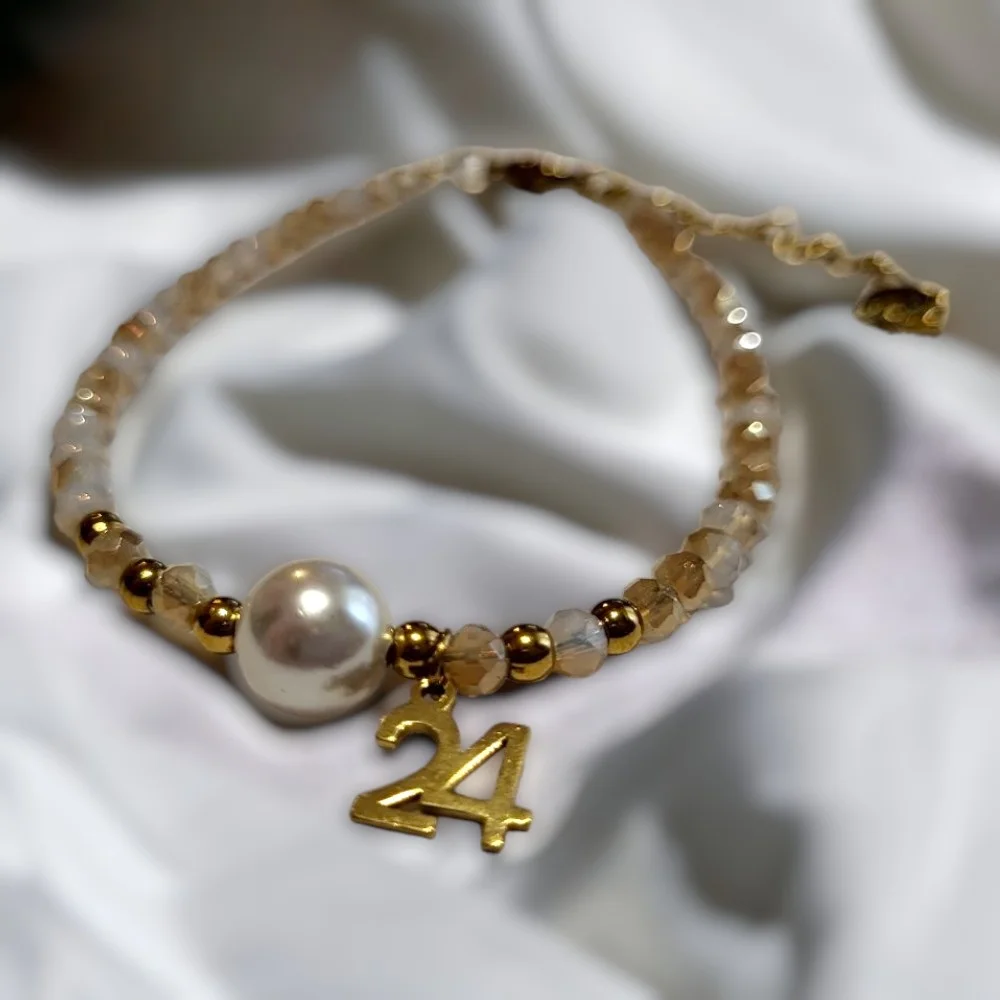 Φωτογραφία προϊόντος: Handmade Άσπρη Πέρλα Με Χρυσές / Άσπρες Χάντρες Γούρι 2024 WhiteGold