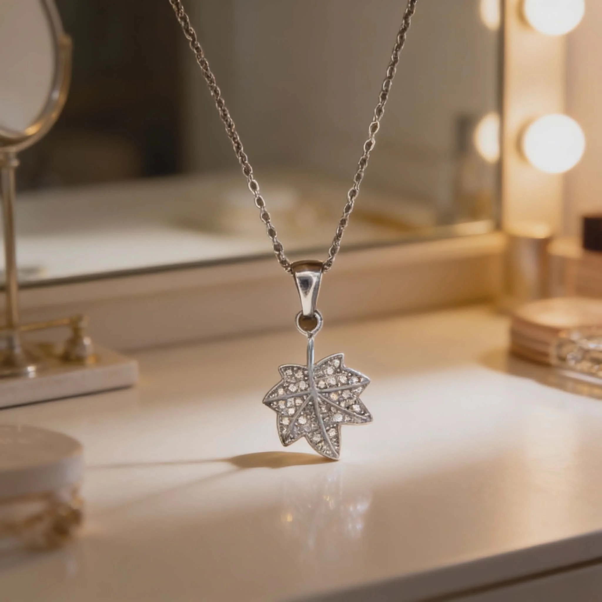 Φωτογραφία προϊόντος: LAVORE Leaf Pendant Necklace with White Stones