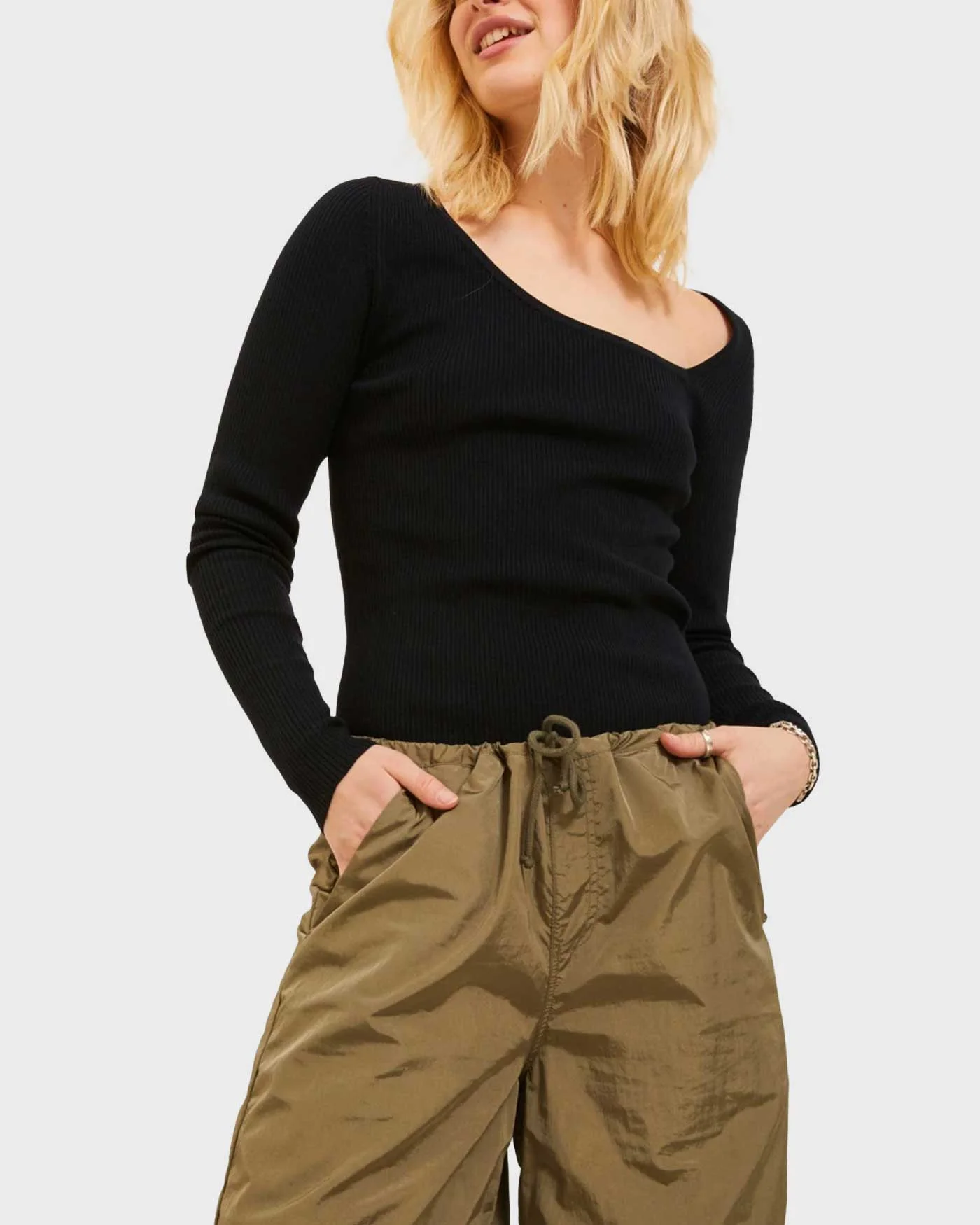 Φωτογραφία προϊόντος: JACK & JONES XX ΓΥΝΑΙΚΕΙΟ ΠΟΥΛΟΒΕΡ ΜΕ ΑΣΥΜΜΕΤΡΗ ΛΑΙΜΟΚΟΨΗ - 12243987 ΜΑΥΡΟ