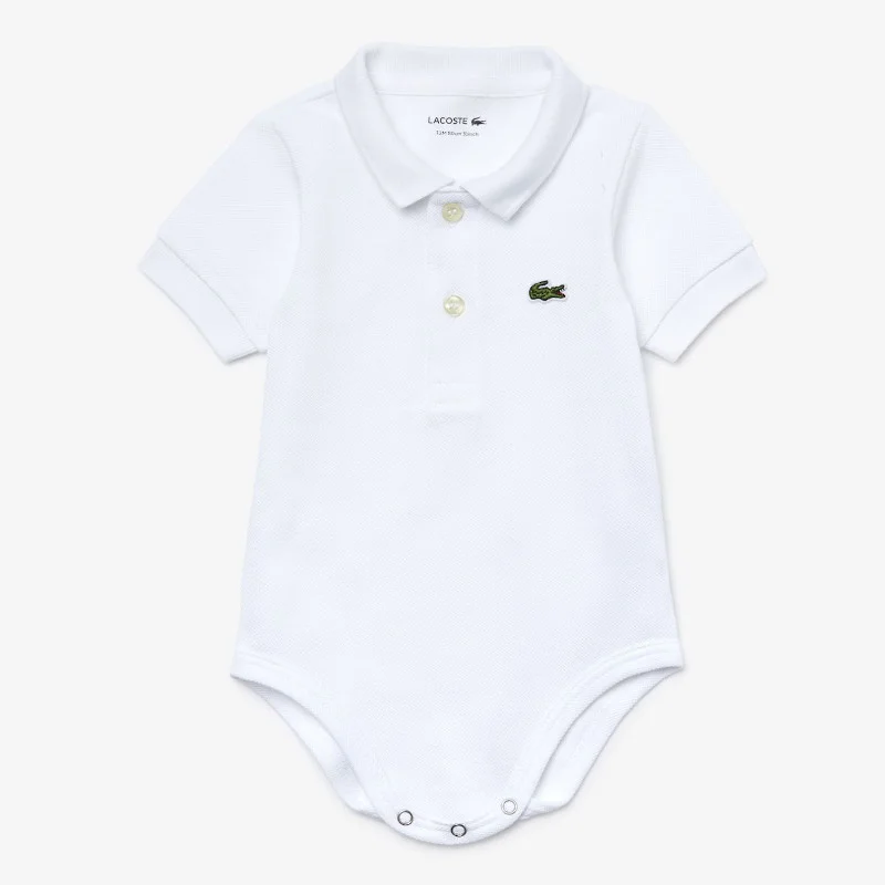 Φωτογραφία προϊόντος: Βρεφικό Gift Box Lacoste με Φορμάκι White Piqué Οργανικό Βαμβάκι