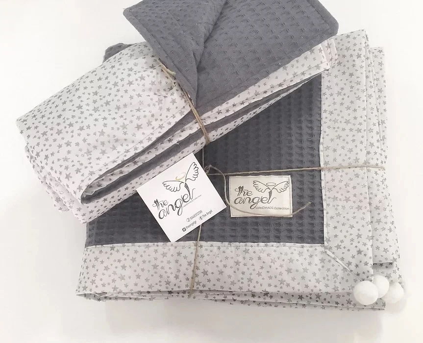 Φωτογραφία προϊόντος: Κουβέρτα Πικέ Glitter Stars Grey με γκρι εσωτερικό 100x70cm The Angel