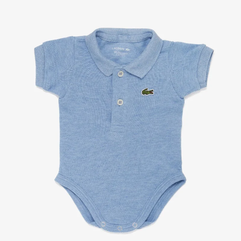 Φωτογραφία προϊόντος: Βρεφικό Gift Box Lacoste με Φορμάκι Blue Piqué Οργανικό Βαμβάκι