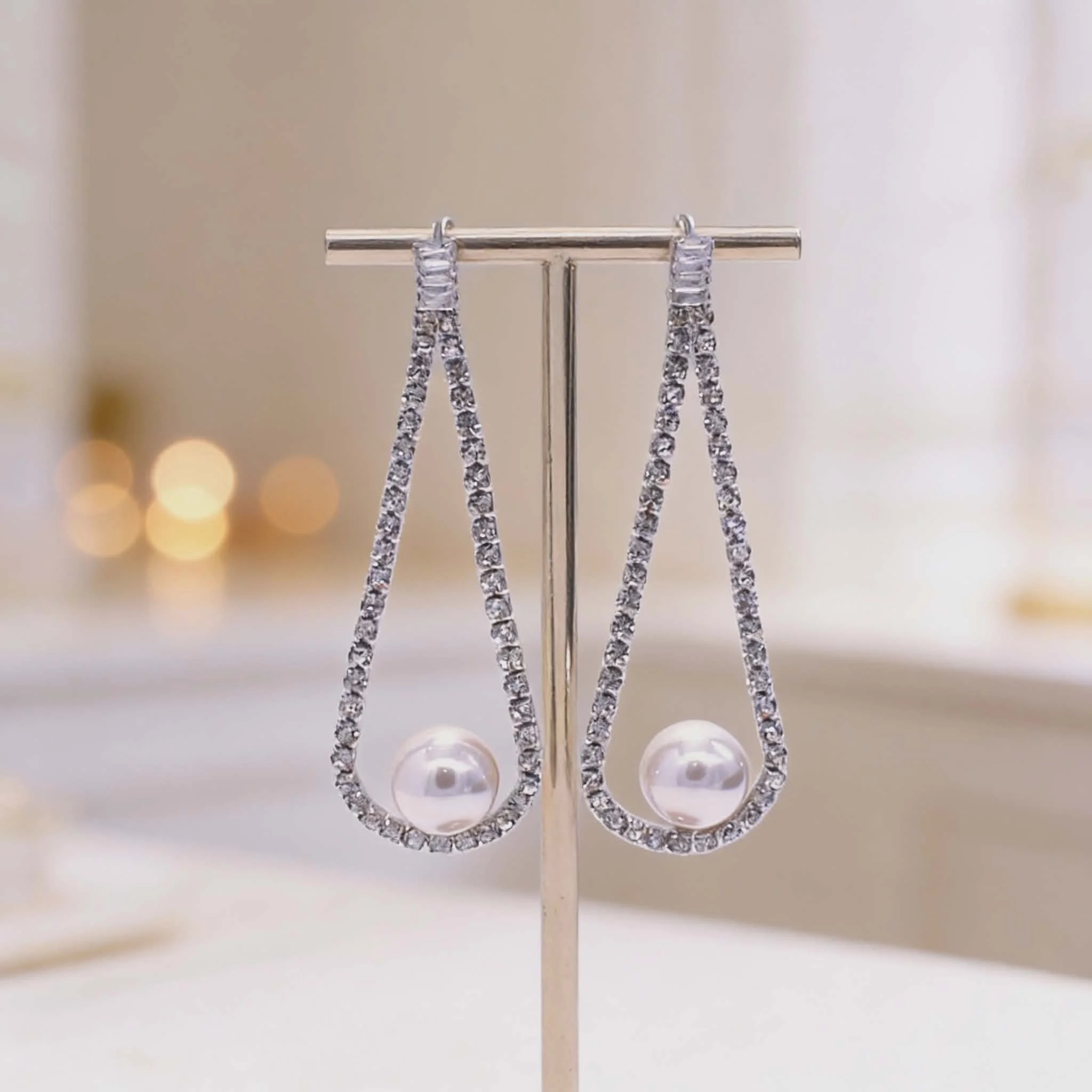 Φωτογραφία προϊόντος: LAVORE Silver Drop Earrings with Crystals & Pearl