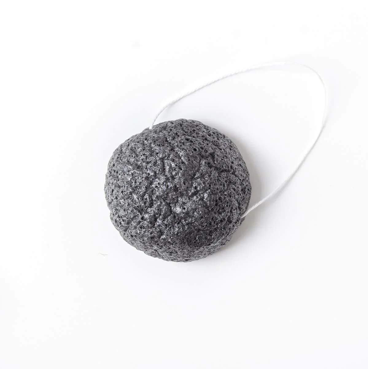 Φωτογραφία προϊόντος: Alepia Conjac sponge Bamboo Charcoal φυσικό φυτικό σφουγγάρι προσώπου