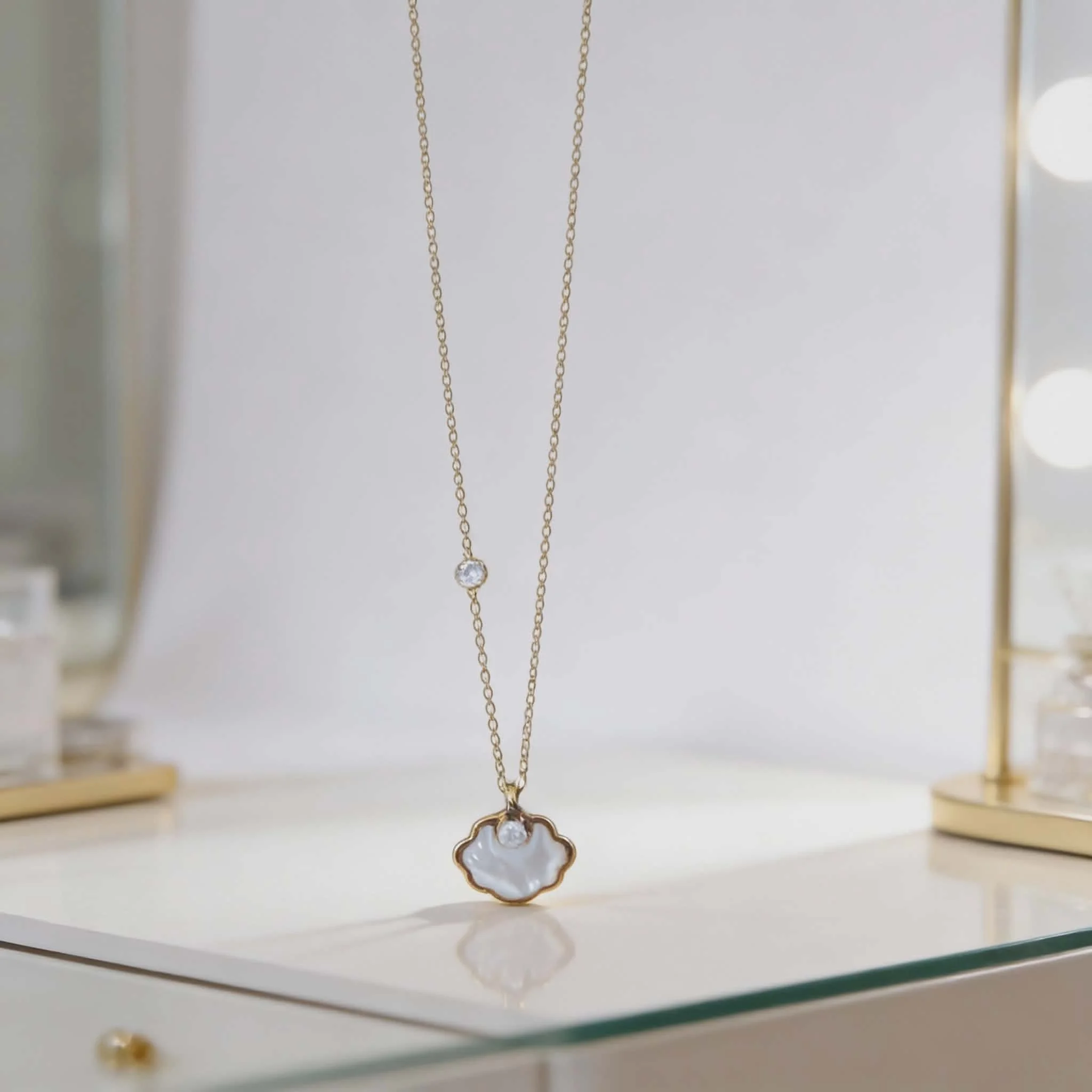 Φωτογραφία προϊόντος: LAVORE Gold Flower Necklace with Mother of Pearl & Crystal Accent