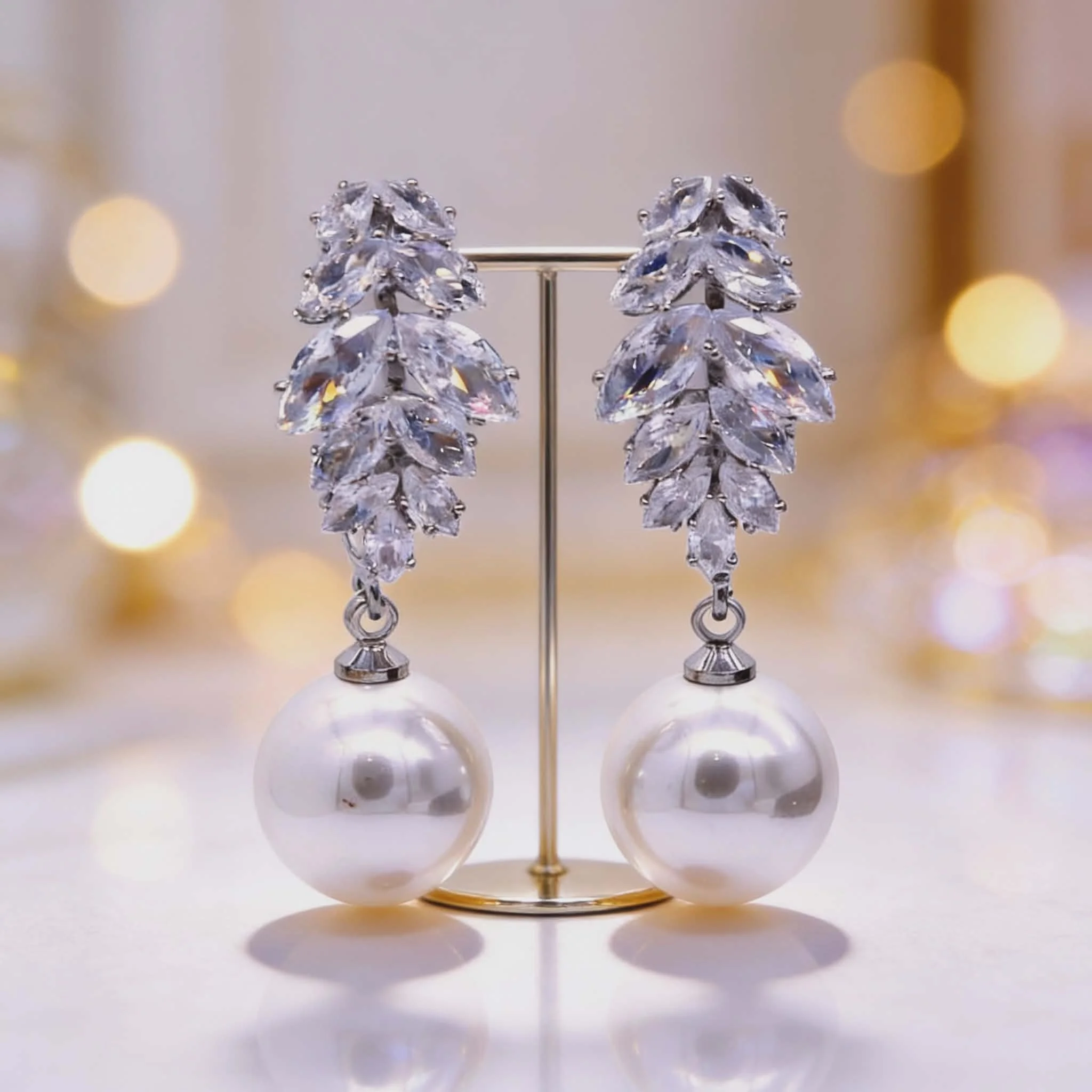 Φωτογραφία προϊόντος: LAVORE Crystal & Pearl Drop Earrings