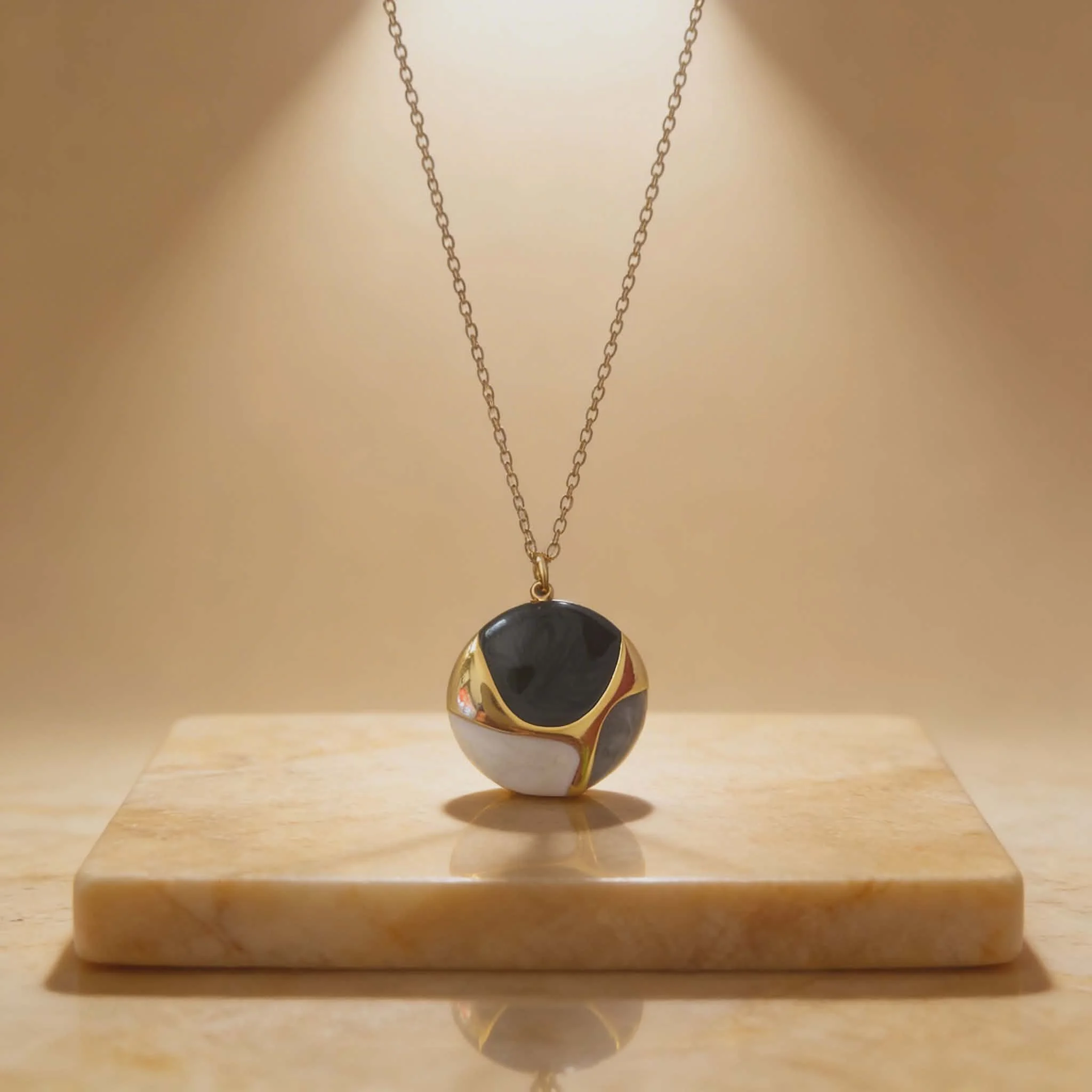 Φωτογραφία προϊόντος: LAVORE Handmade Round Necklace with Black & White Enamel
