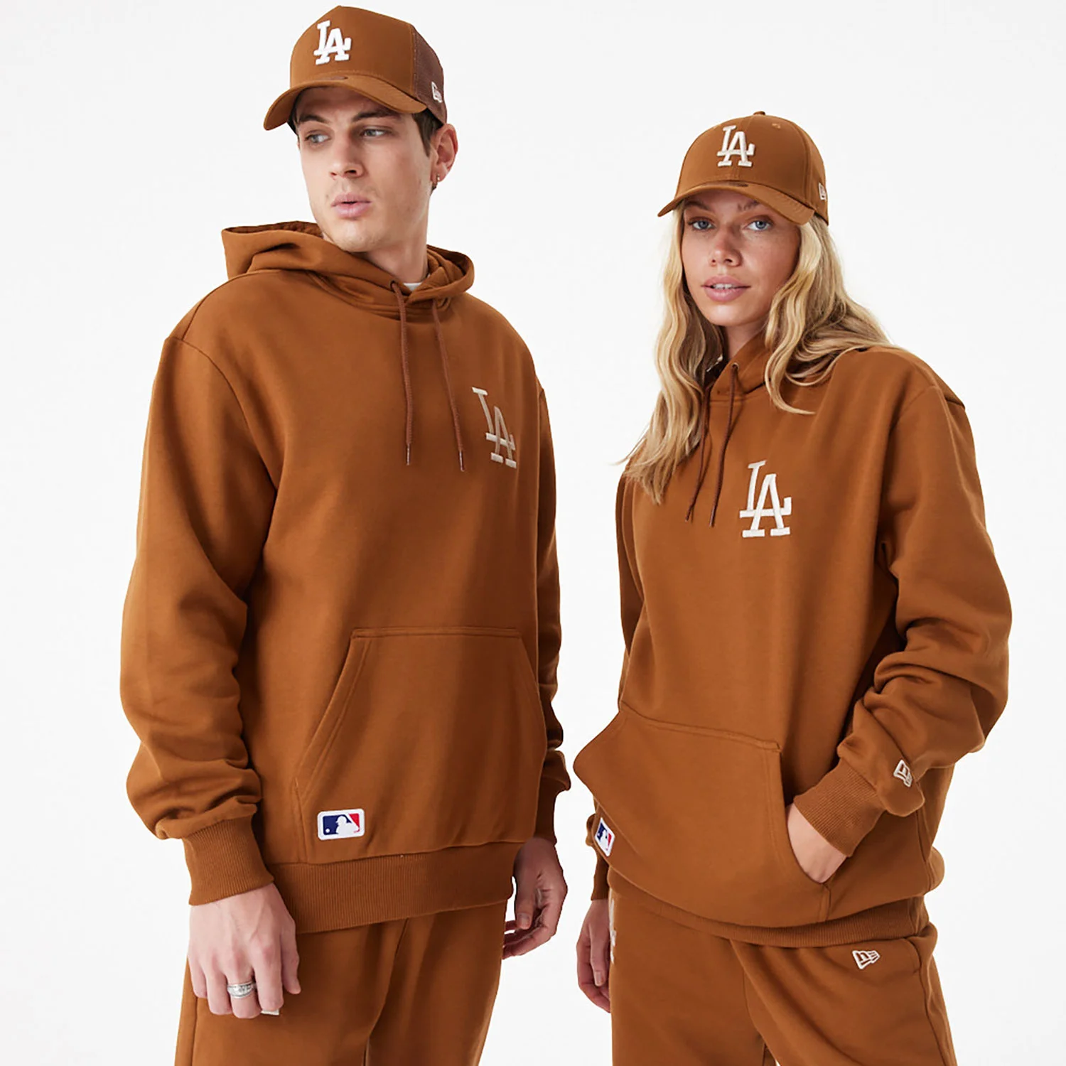Φωτογραφία προϊόντος: NEW ERA LA DODGERS LEAGUE ESSENTIAL OVERSIZED HOODIE ΚΑΦΕ