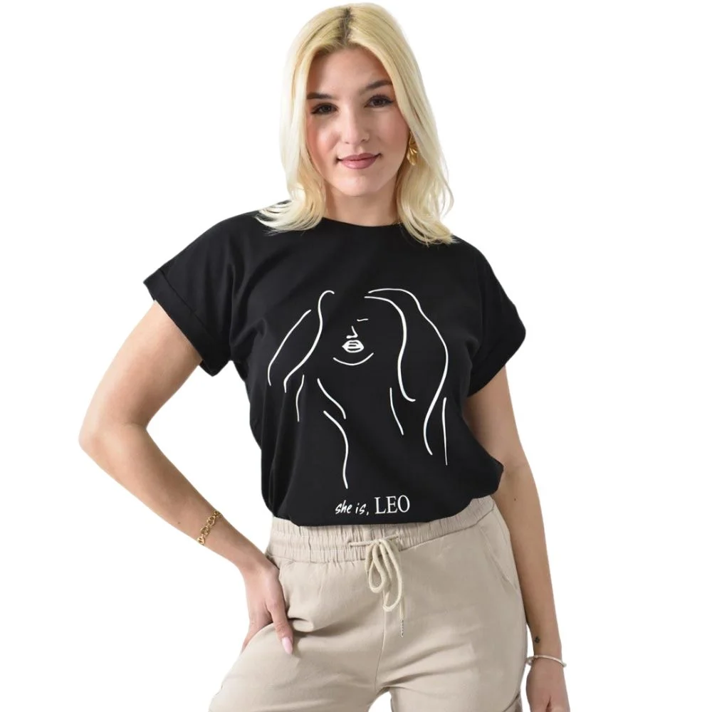 Φωτογραφία προϊόντος: First Woman T-shirt με τύπωμα she is LEO / Μαύρο
