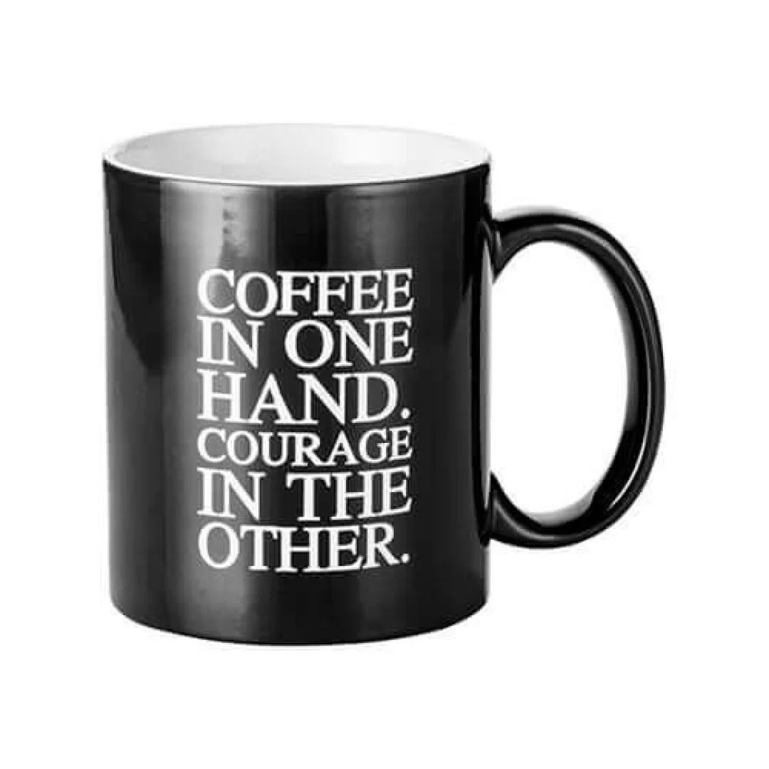 Φωτογραφία προϊόντος: HOPER Κούπα Μαγική ( COFFEE IN ONE HAND. COURAGE IN THE OTHER. ) είναι με συσκευασία δώρου η κούπα ειναι μαύρη και εμφανίζετε το μήνυμα όταν μπει ζεστό ρόφημα