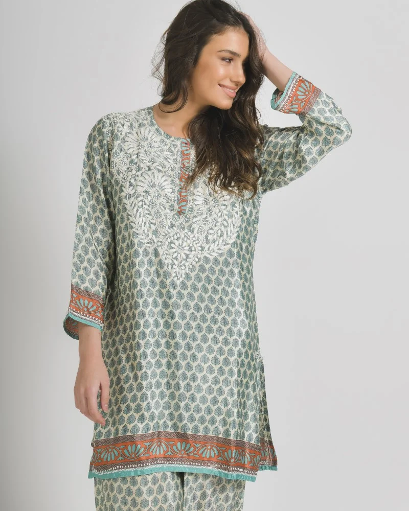 Φωτογραφία προϊόντος: BLE TUNIC/ ΠΟΥΚΑΜΙΣΑ ΕΚΡΟΥ/ΧΑΚΙ/ΠΟΡΤΟΚΑΛΙ ΜΕ ΣΧΕΔΙΑ ΚΑΙ ΚΟΥΜΠΙΑ ΜΑΚΡΥ ΜΑΝΙΚΙ M/L (28%SILK / 72% CREPE)cm 5-41-514-0171