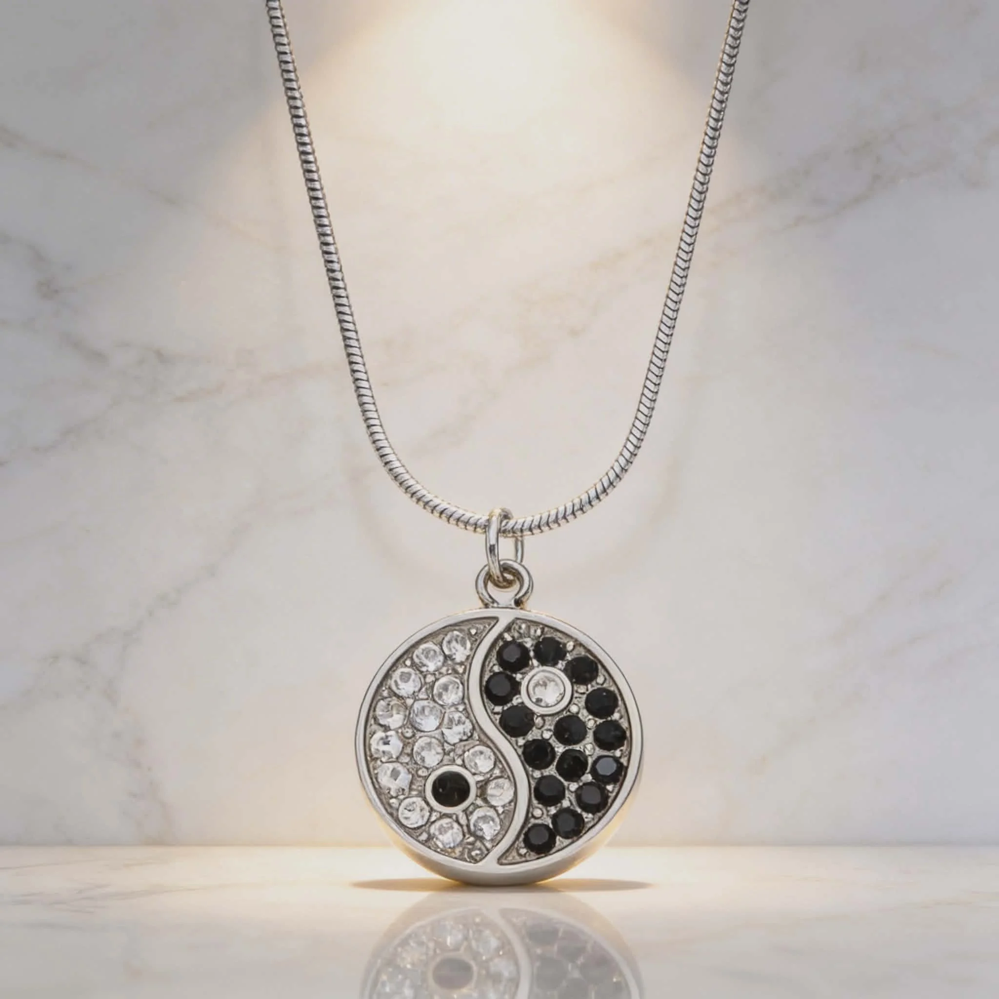 Φωτογραφία προϊόντος: LAVORE Κολιέ Yin Yang με Μαύρα & Λευκά Στρας