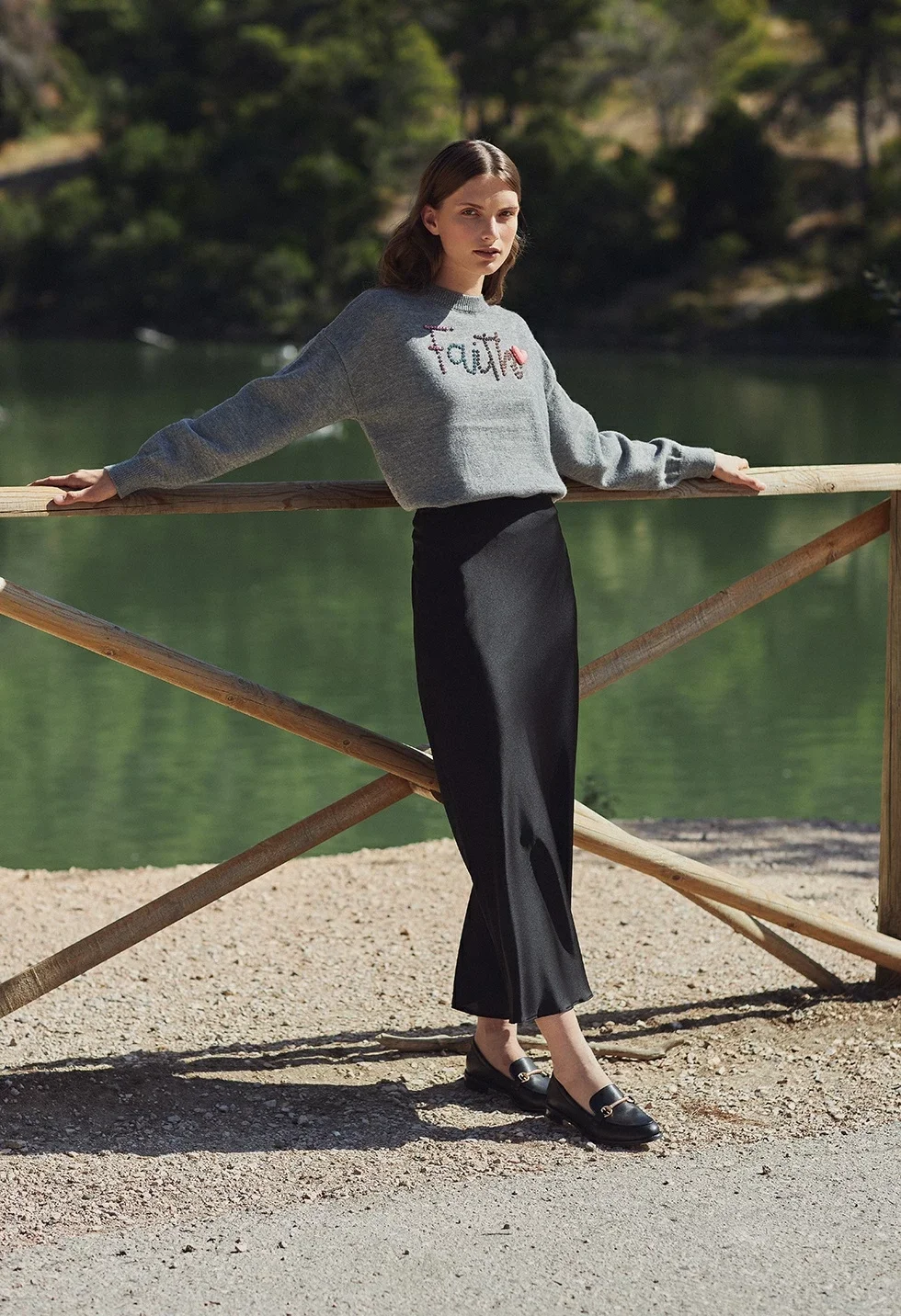 Φωτογραφία προϊόντος: Desiree 02.39018 μαύρη σατέν μίντι φούστα με λάστιχο
