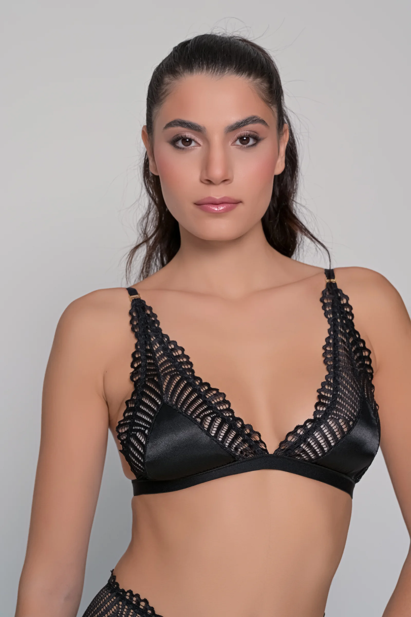 Φωτογραφία προϊόντος: Milena By Paris Τρίγωνο Δαντελένιο Σουτιέν με Σατέν - Μαύρο
