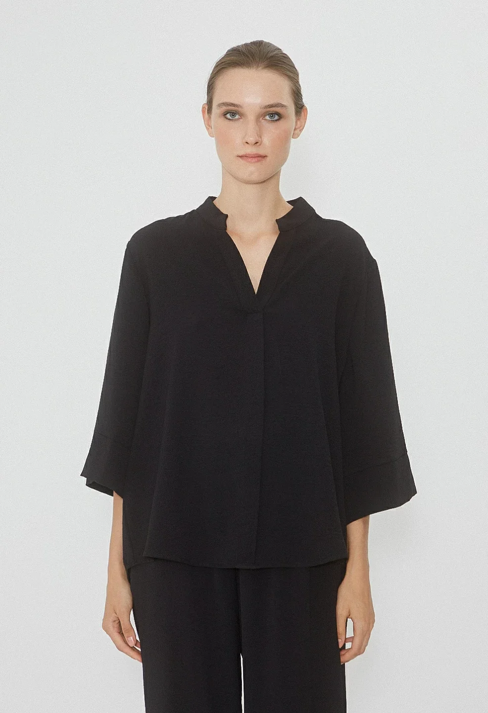 Φωτογραφία προϊόντος: Desiree 17.39025 μαύρη μακριά oversized μπλούζα με μάο γιακά