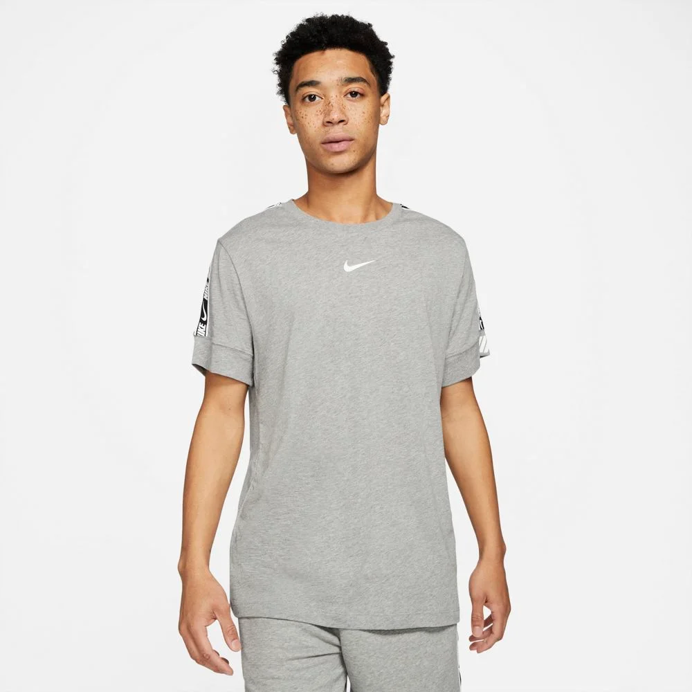 Φωτογραφία προϊόντος: Nike M NSW REPEAT SS TEE DD4497-063 ΓΚΡΙ