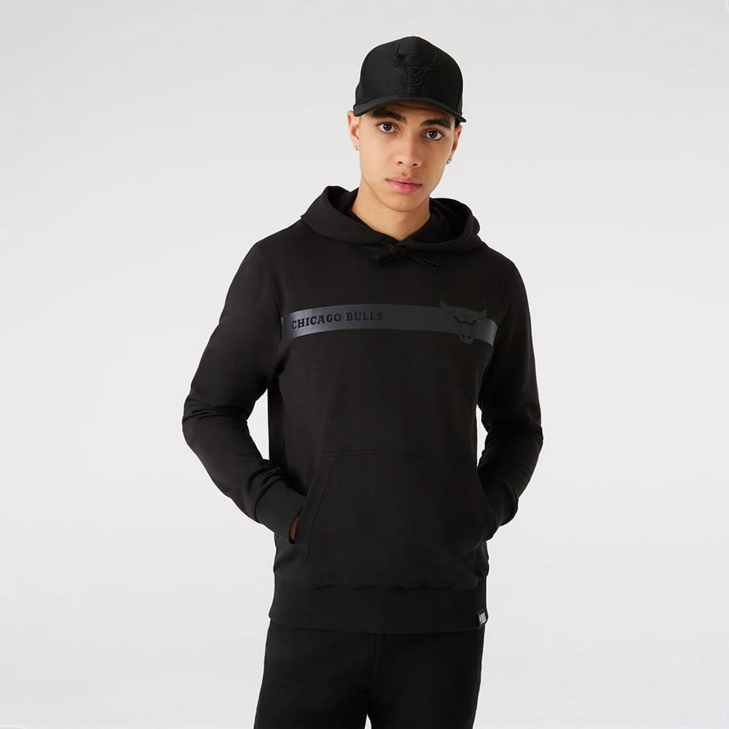 Φωτογραφία προϊόντος: NEW ERA CHICAGO BULLS TEAM LOGO STRIPE HOODIE ΜΑΥΡΟ