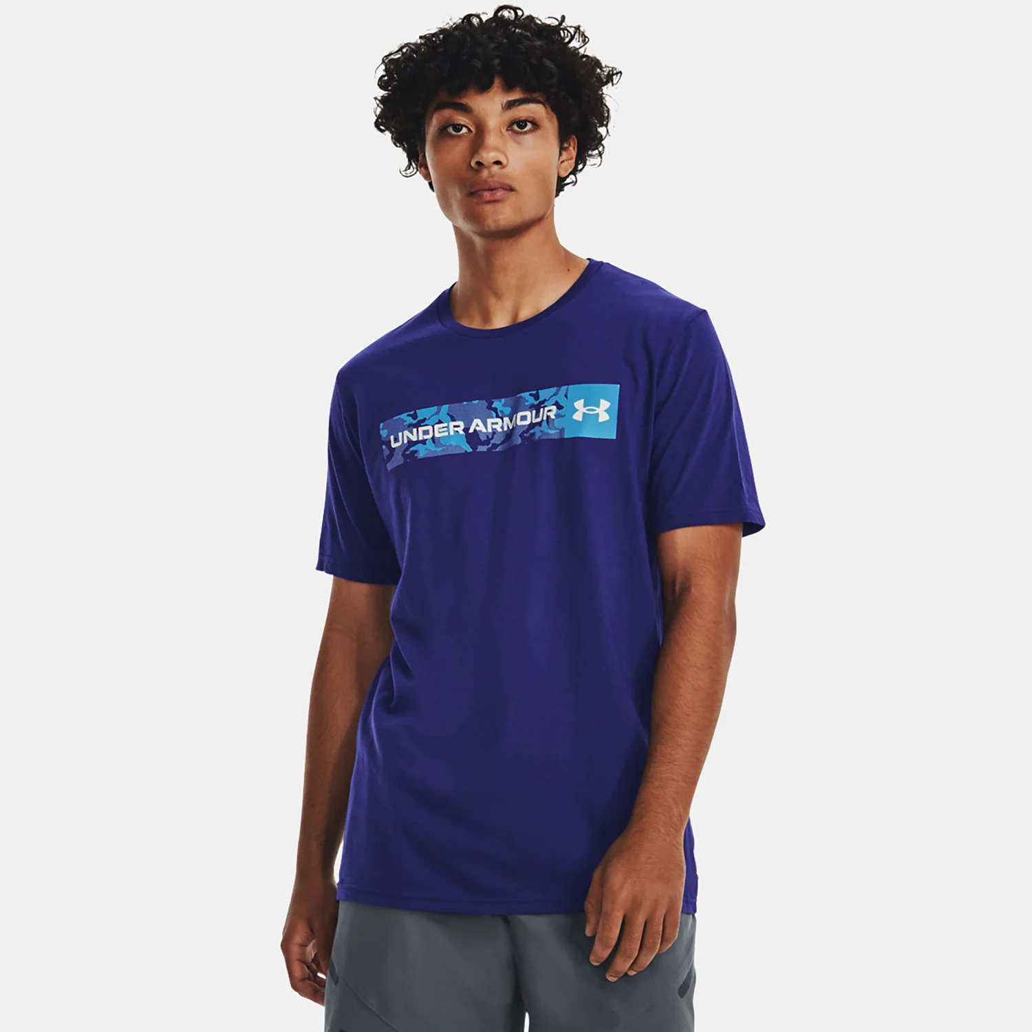 Φωτογραφία προϊόντος: UNDER ARMOUR CAMO CHEST STRIPE T-SHIRT ΜΠΛΕ