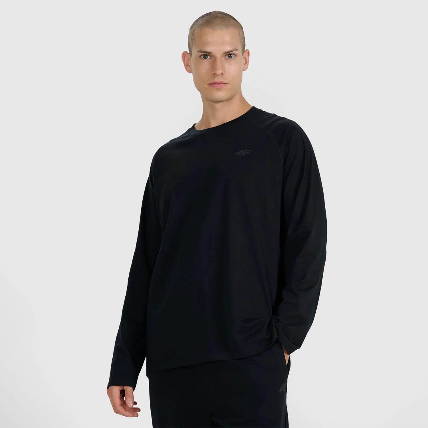 Φωτογραφία προϊόντος: 4F MEN'S OVERSIZE PLAIN LONGSLEEVE SWEATSHIRT ΜΑΥΡΟ