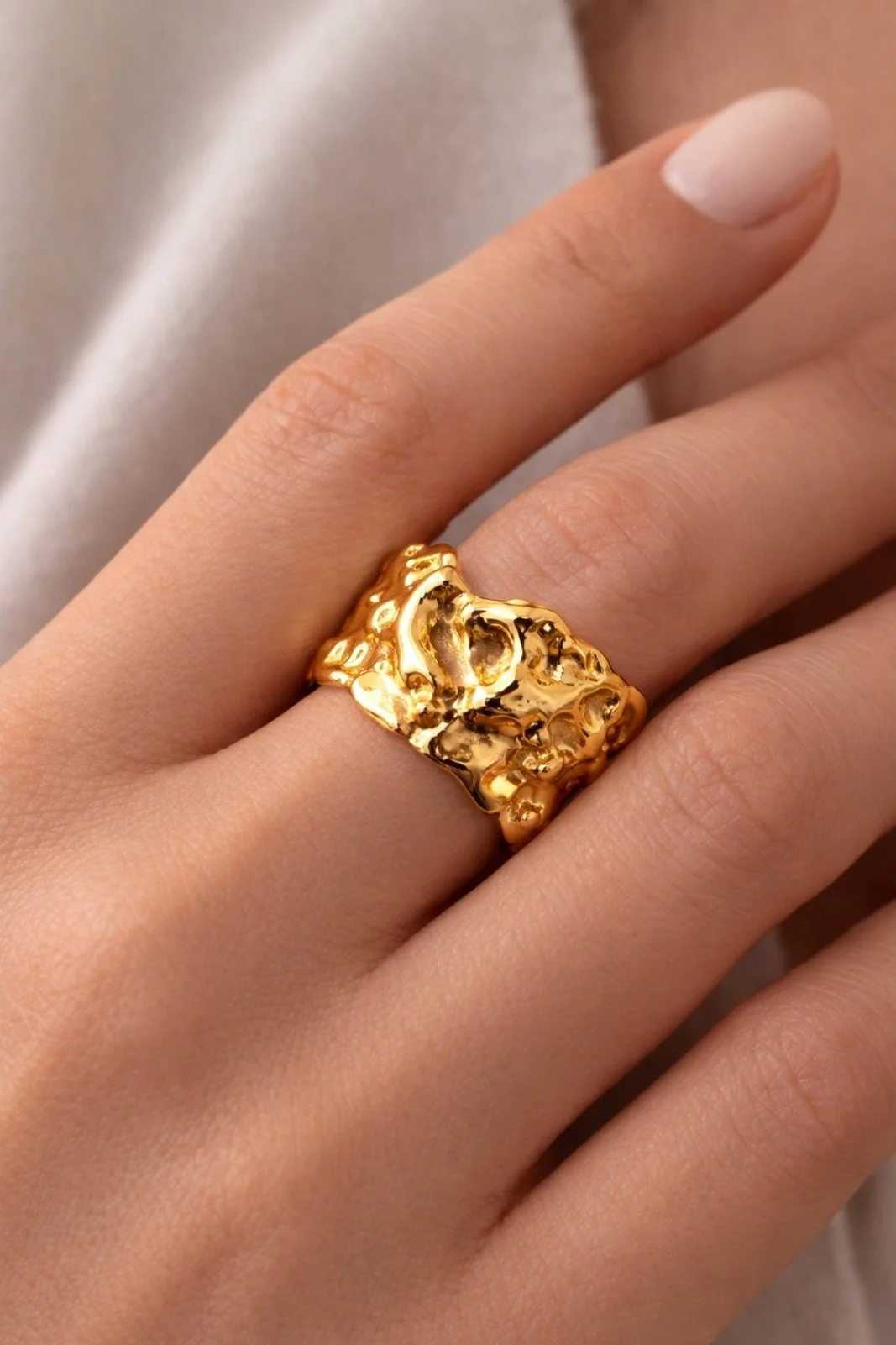 Φωτογραφία προϊόντος: ELUNA Texture Ring Gold-Γυναικείο Ρυθμιζόμενο Δαχτυλίδι με Ανάγλυφη Υφή