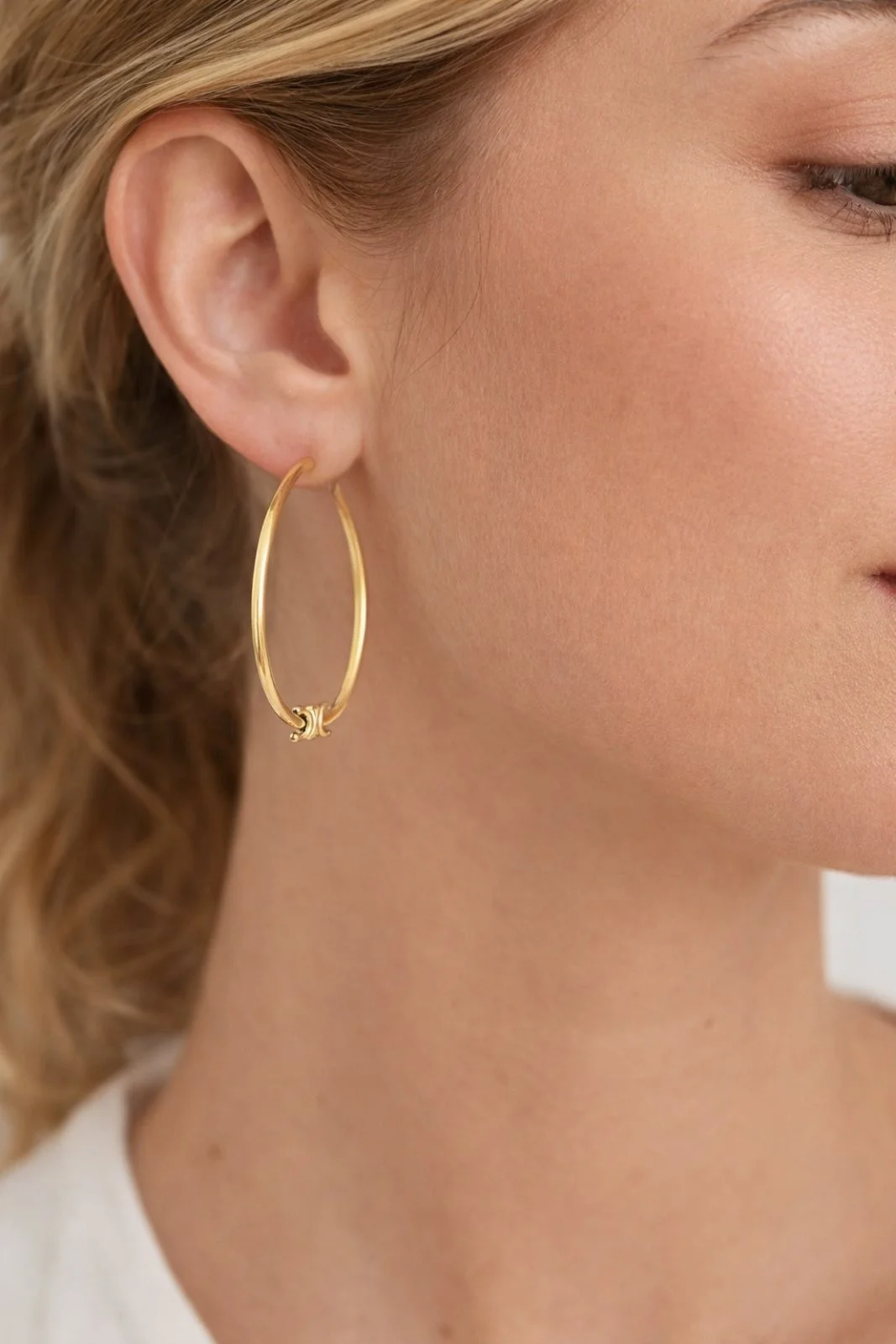 Φωτογραφία προϊόντος: ELUNA Cristian Earring Gold-Γυναικεία Χρυσά Σκουλαρίκια Κρίκοι με Διακοσμητικό Σχέδιο