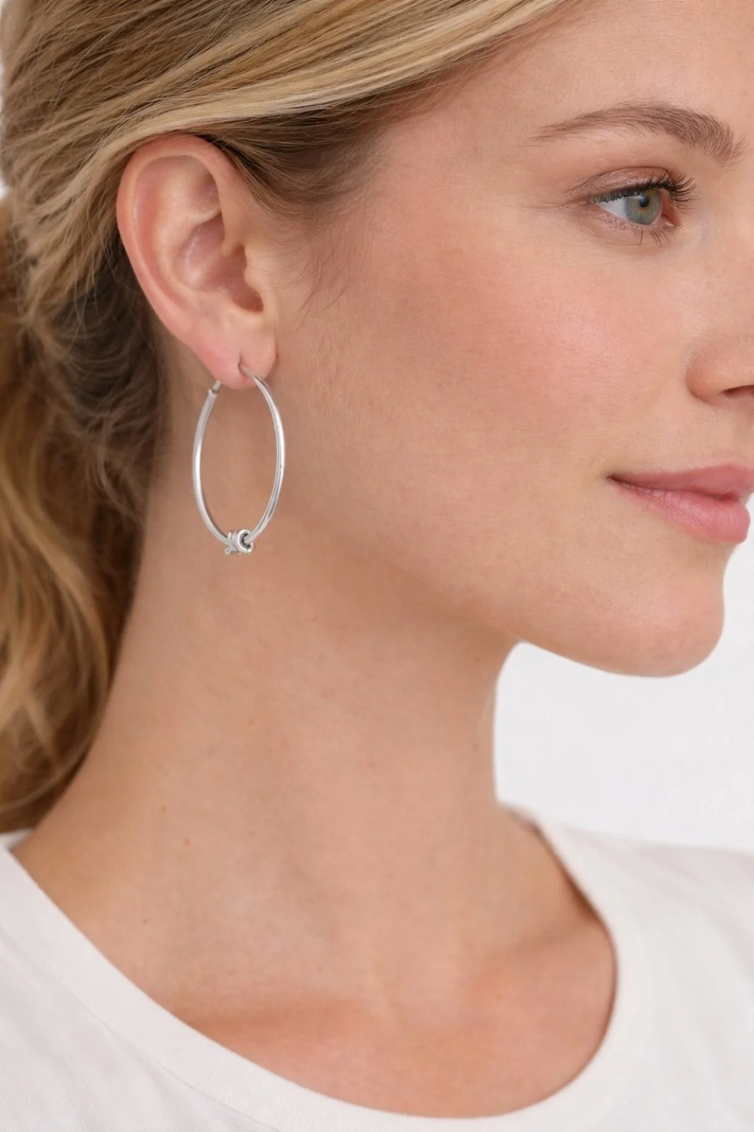 Φωτογραφία προϊόντος: ELUNA Cristian Earring Silver-Γυναικεία Ασημί Σκουλαρίκια Κρίκοι με Διακοσμητικό Σχέδιο