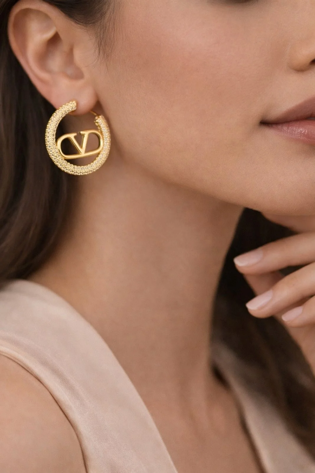 Φωτογραφία προϊόντος: ELUNA Louis V Earring-Χρυσά Σκουλαρίκια Κρίκοι με Ζιργκόν & Monogram Σχέδιο