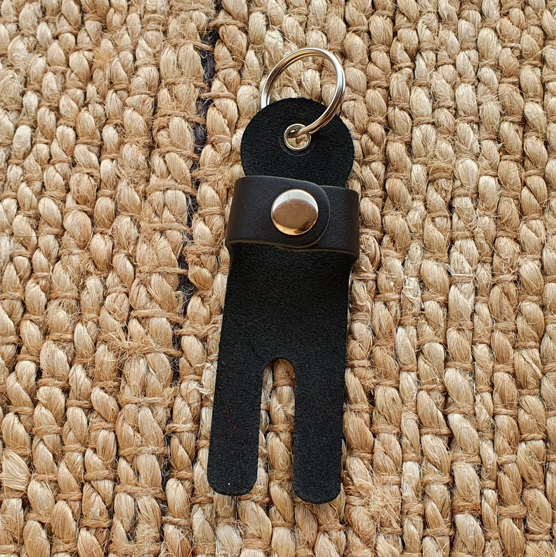 Φωτογραφία προϊόντος: ByLeather ΔΕΡΜΑΤΙΝΗ ΧΕΙΡΟΠΟΙΗΤΗ ΘΗΚΗ ΚΛΕΙΔΙΩΝ ‘PERSON’ Μαύρο