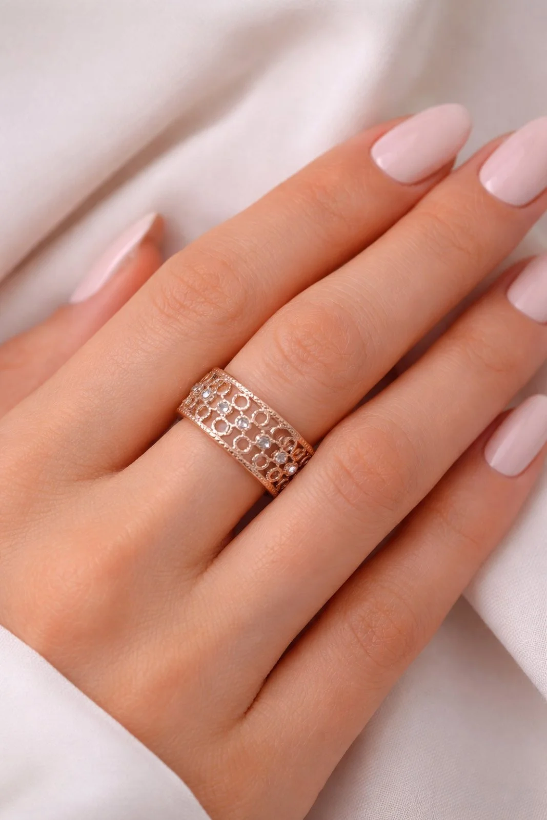Φωτογραφία προϊόντος: ELUNA Elegant Gold Cut Ring με Στρας-Διάτρητο Δαχτυλίδι σε Χρυσό Τόνο με Κρύσταλλα – Ρυθμιζόμενο