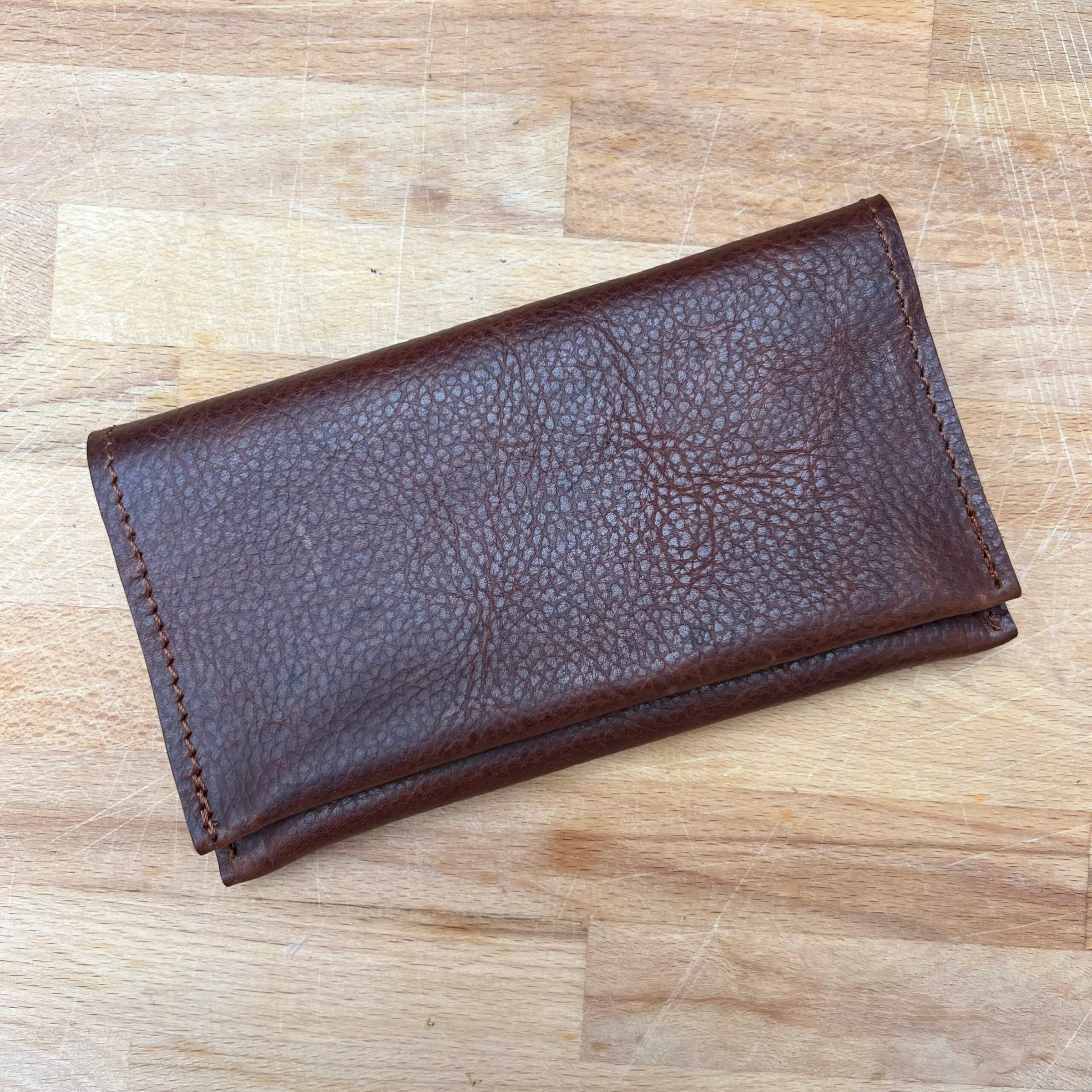 Φωτογραφία προϊόντος: ByLeather ΔΕΡΜΑΤΙΝΗ ΧΕΙΡΟΠΟΙΗΤΗ ΘΗΚΗ ΚΑΠΝΟΥ ΜΕ ΧΑΡΑΞΗ Καφέ