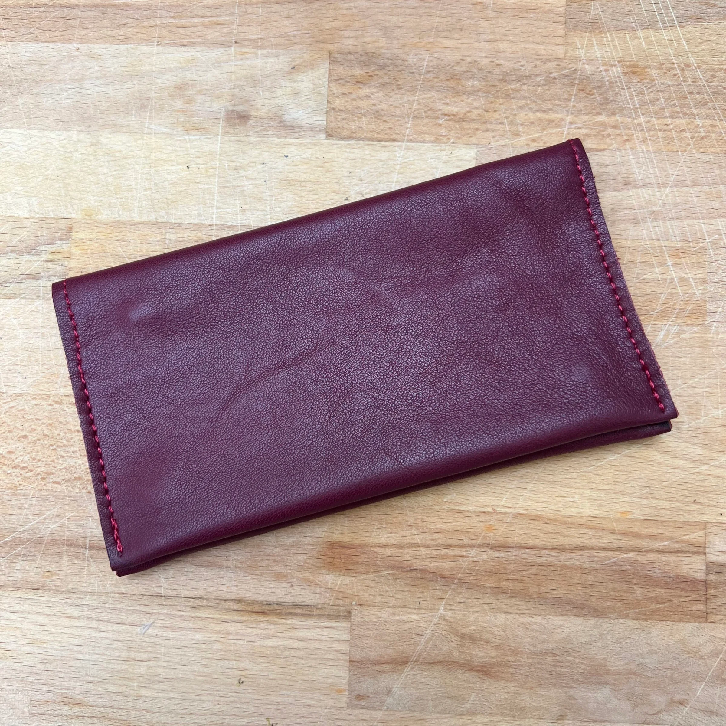 Φωτογραφία προϊόντος: ByLeather ΔΕΡΜΑΤΙΝΗ ΧΕΙΡΟΠΟΙΗΤΗ ΘΗΚΗ ΚΑΠΝΟΥ ΜΕ ΧΑΡΑΞΗ Μπορντώ
