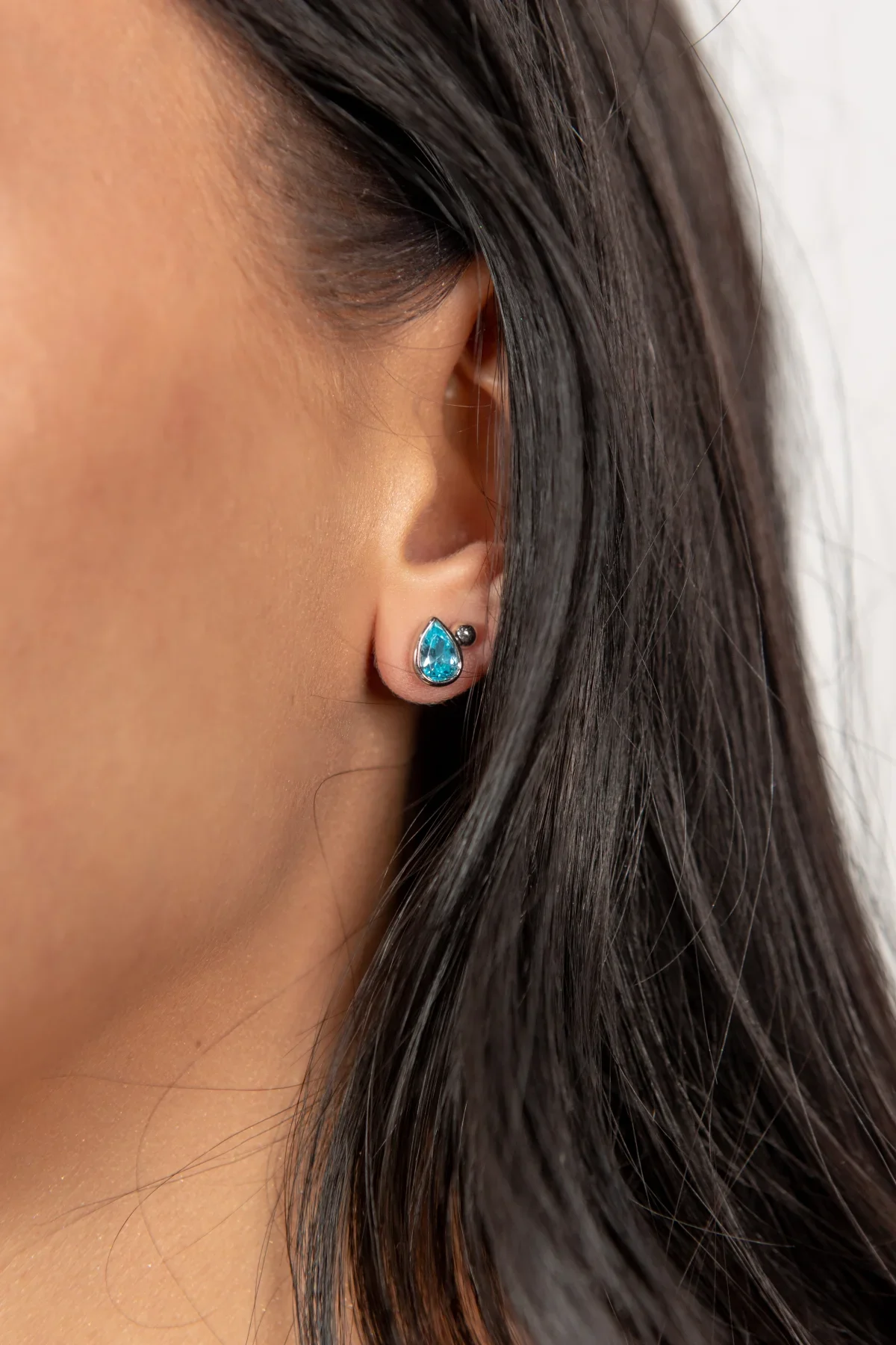 Φωτογραφία προϊόντος: Peach Jewelry Σκουλαρίκια Laura Ασήμι 925 Ρόδιο Δάκρυ Με Γαλάζιο Κρύσταλλο