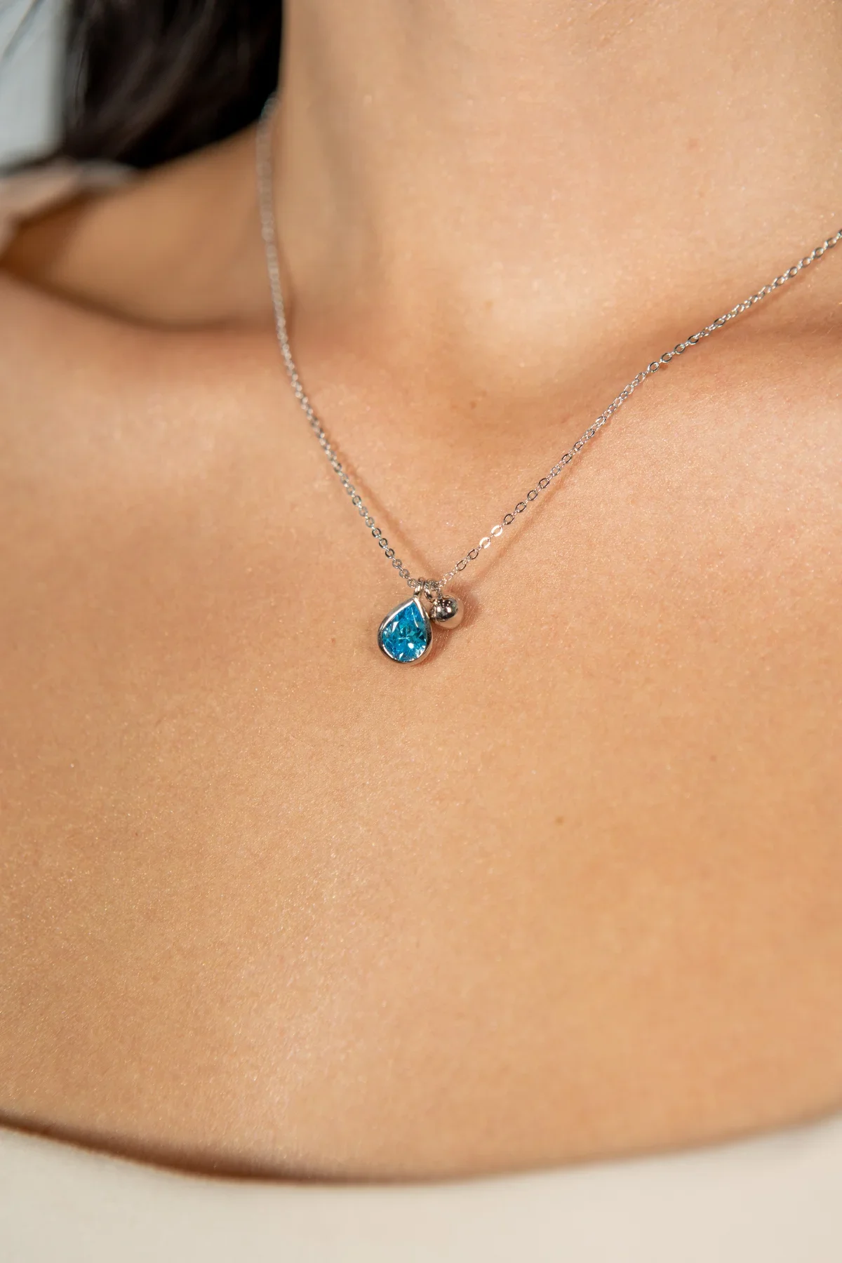Φωτογραφία προϊόντος: Peach Jewelry Μενταγιόν Laura Ασήμι 925 Ρόδιο Δάκρυ Με Γαλάζιο Κρύσταλλο