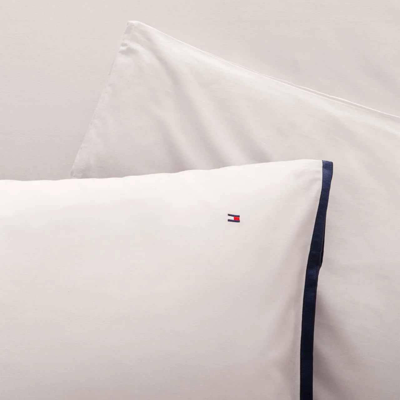 Φωτογραφία προϊόντος: Tommy Hilfiger ΜΑΞΙΛΑΡΟΘΗΚΗ ΟΧFΟRD ΤΑΙLΟR 1 ΤΕΜ ΜΠΛΕ (ΝΑVΥ ) 50 Χ 80CΜ 100 % ΒΑΜΒΑΚΙ ΤC200 ΤΟΜΜΥ ΗΙLFΙGΕR