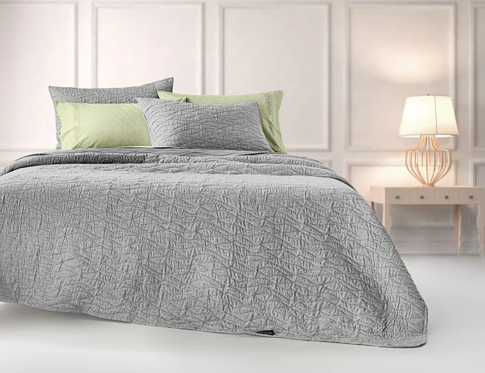 Φωτογραφία προϊόντος: ΣΕΤ ΚΟΥΒΕΡΛΙ KING SIZE (250×240) ΜΕ ΜΑΞΙΛΑΡΟΘΗΚΗ (50×50) SHADOW GREY GUY LAROCHE
