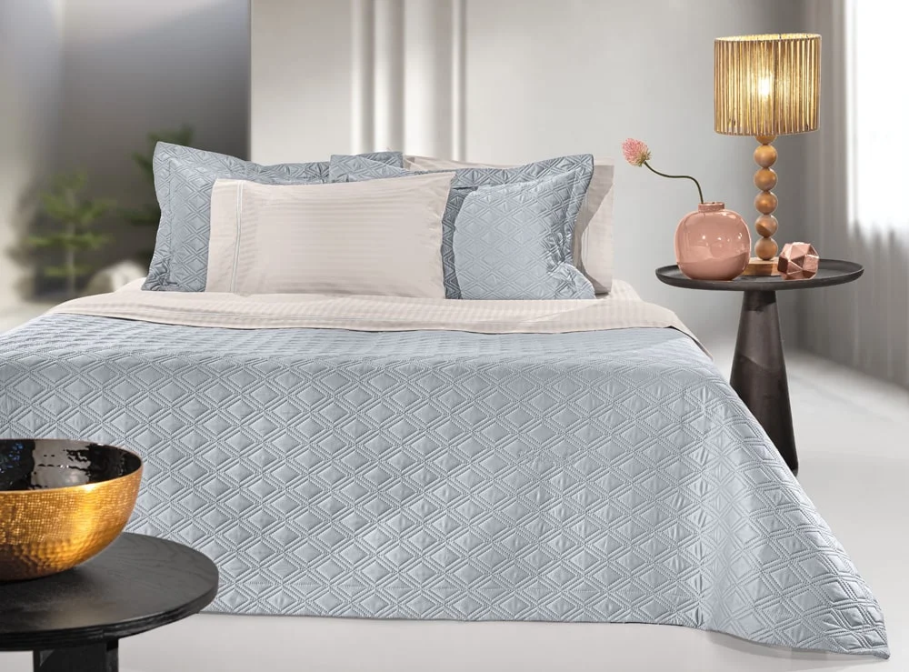 Φωτογραφία προϊόντος: ΣΕΤ ΚΟΥΒΕΡΛΙ KING SIZE 240×250 3 ΤΕΜΑΧΙΩΝ HONOUR SILVER GUY LAROCHE