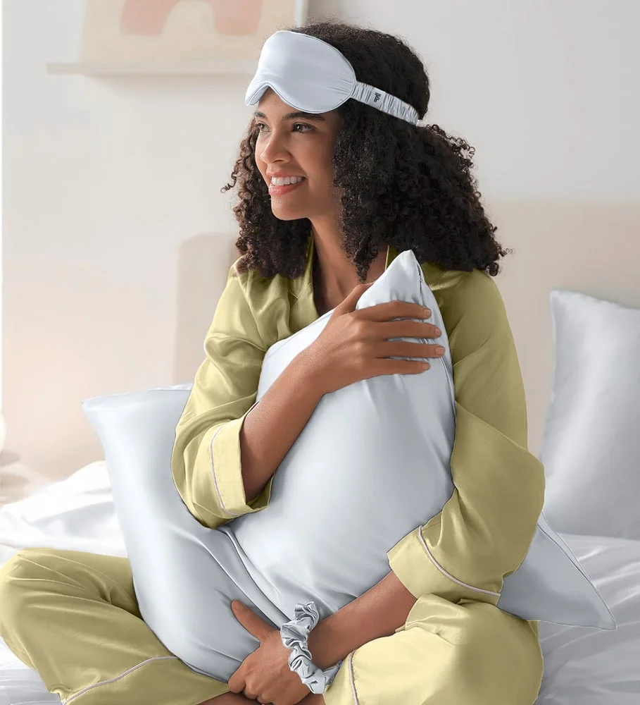 Φωτογραφία προϊόντος: BEAUTY SLEEP SET (Μαξ/θήκη-Μάσκα Ύπνου-Scrunchies) SILVER GUY LAROCHE
