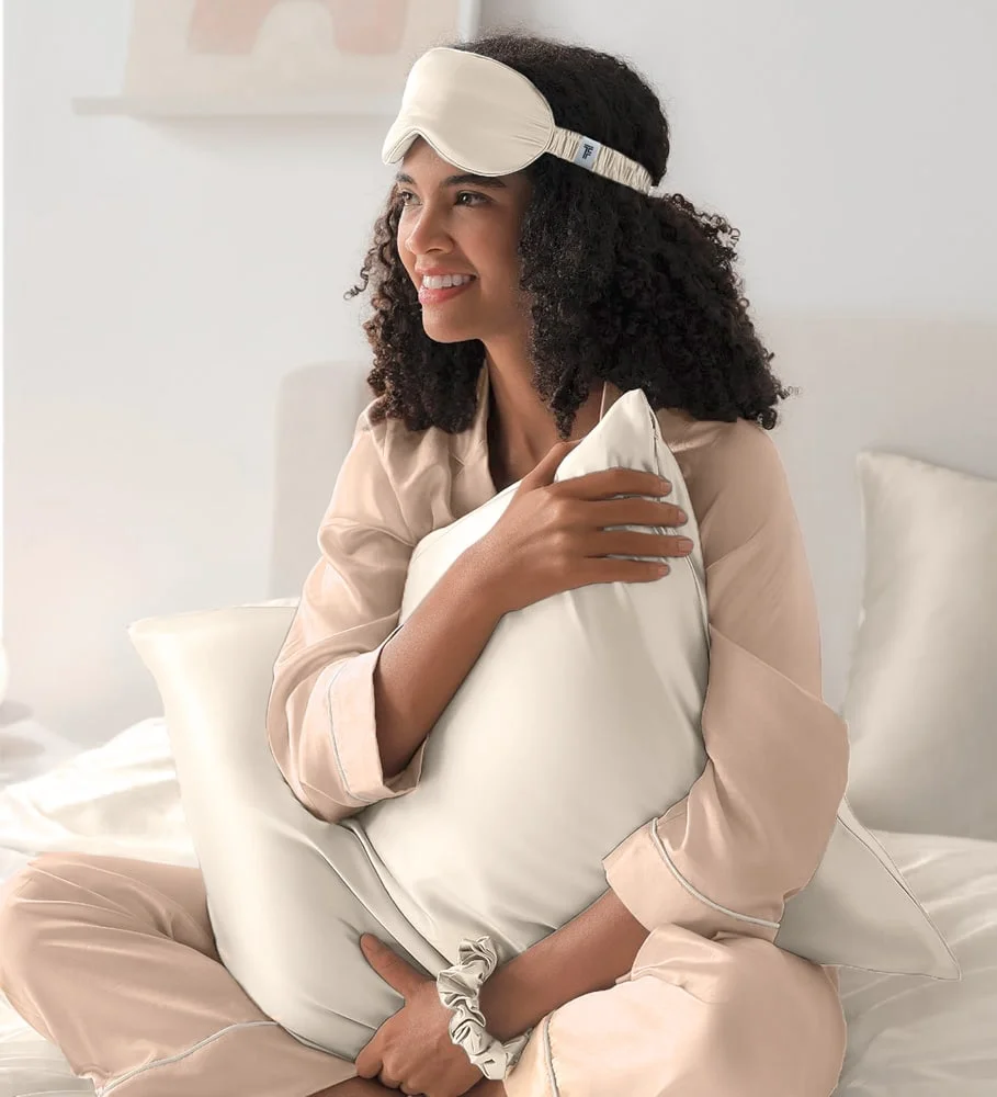 Φωτογραφία προϊόντος: BEAUTY SLEEP SET (Μαξ/θήκη-Μάσκα Ύπνου-Scrunchies) CHAMPAGNE GUY LAROCHE