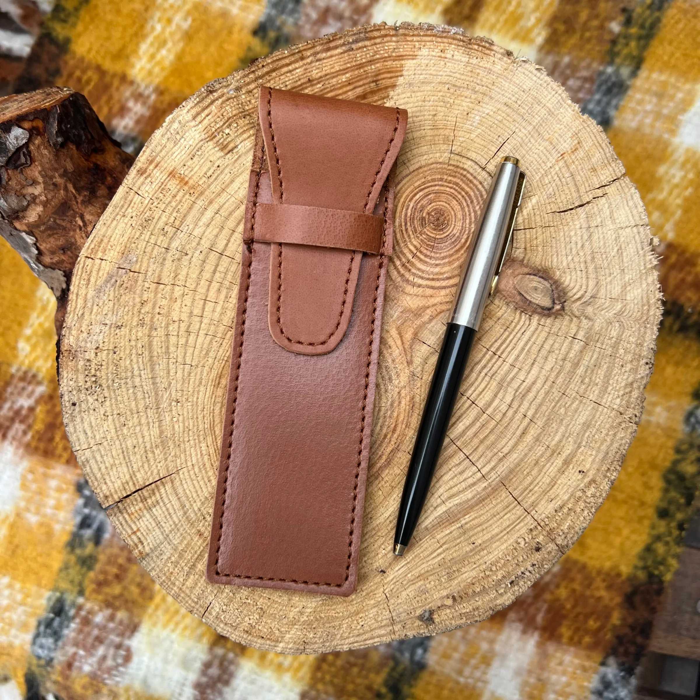 Φωτογραφία προϊόντος: ByLeather ΔΕΡΜΑΤΙΝΗ ΧΕΙΡΟΠΟΙΗΤΗ ΘΗΚΗ ΣΤΥΛΟ ΜΕ ΧΑΡΑΞΗ Ταμπά