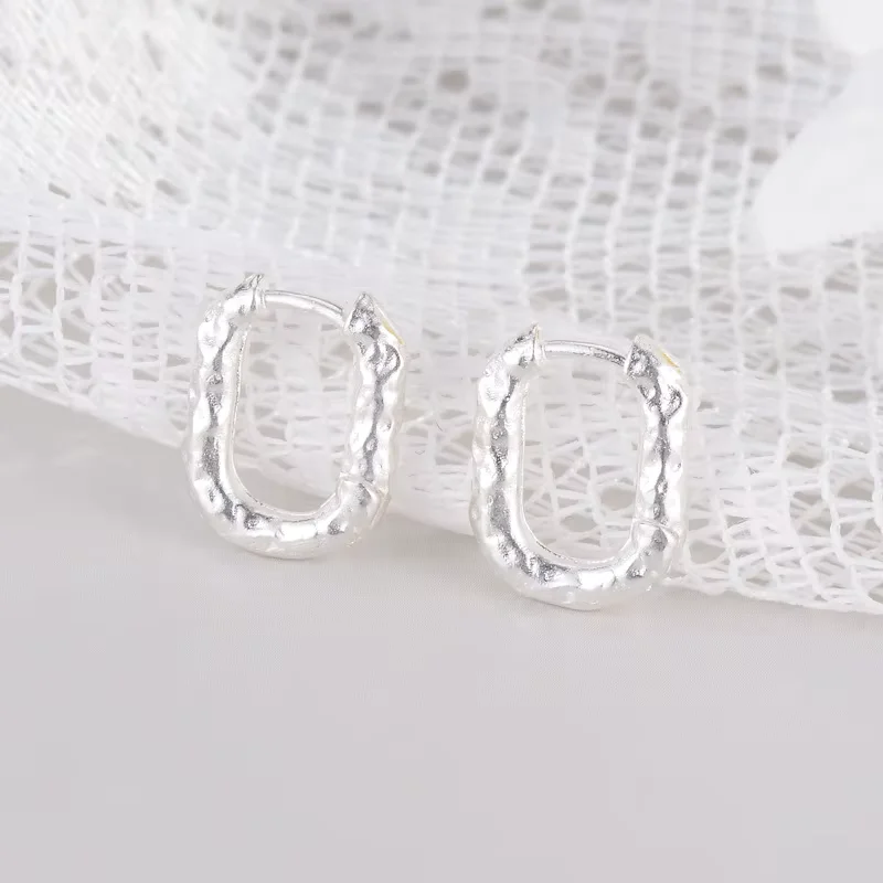 Φωτογραφία προϊόντος: Peach Jewelry Σκουλαρίκι Κρικάκι Ανάγλυφο Περίτεχνο Οβάλ Ασήμι 925 Symbol