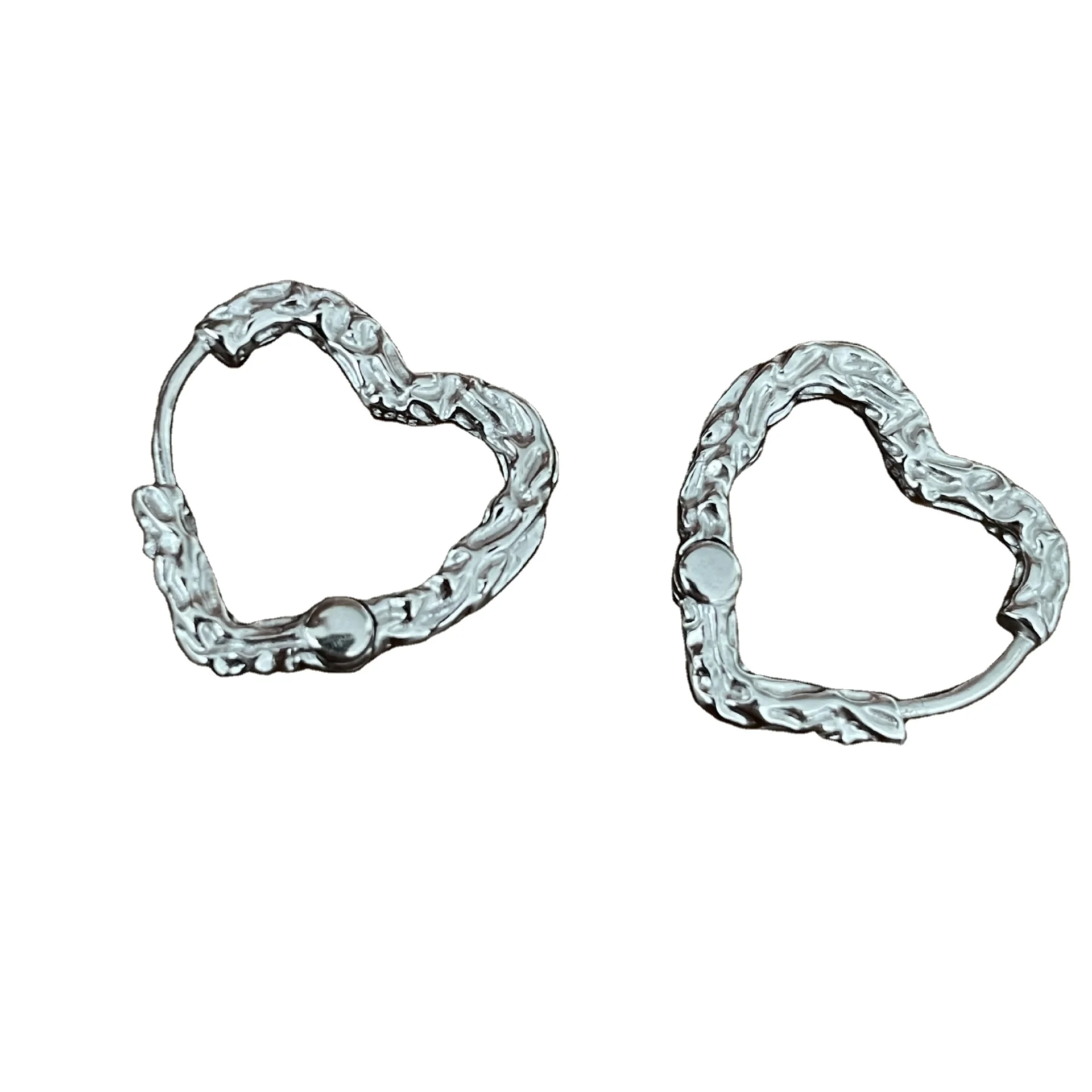 Φωτογραφία προϊόντος: Peach Jewelry Σκουλαρίκι Καρδιά Ανάγλυφη Σε Στυλ Κρίκου Ασήμι 925 Symbol