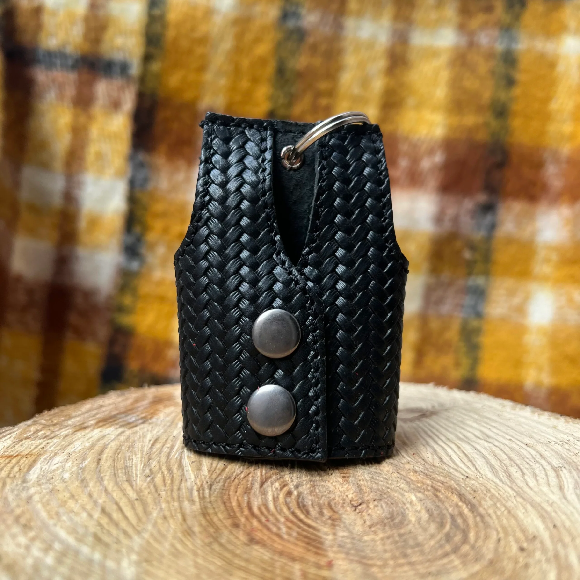 Φωτογραφία προϊόντος: ByLeather ΔΕΡΜΑΤΙΝΗ ΧΕΙΡΟΠΟΙΗΤΗ ΘΗΚΗ ΚΛΕΙΔΙΩΝ ‘VEST’ Μαύρο Πλεξούδα