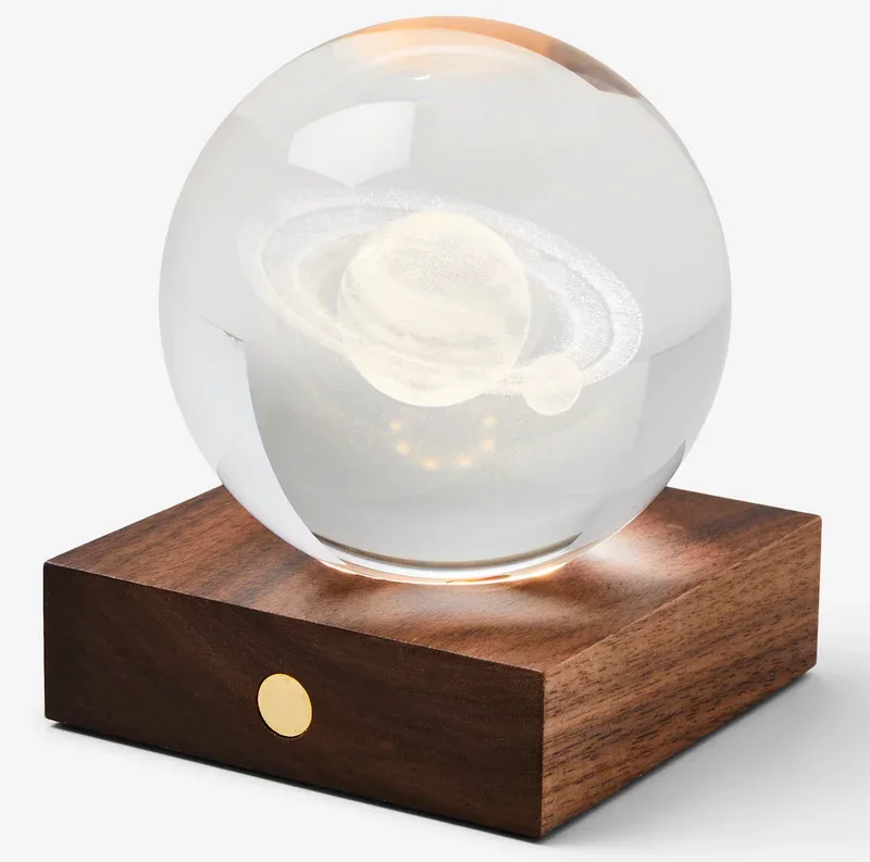 Φωτογραφία προϊόντος: Gingko Design Φωτιστικό Gingo 3D Κρόνος Από Κρύσταλλο σε Ξύλινη Βάση Amber Crystal Light Saturn