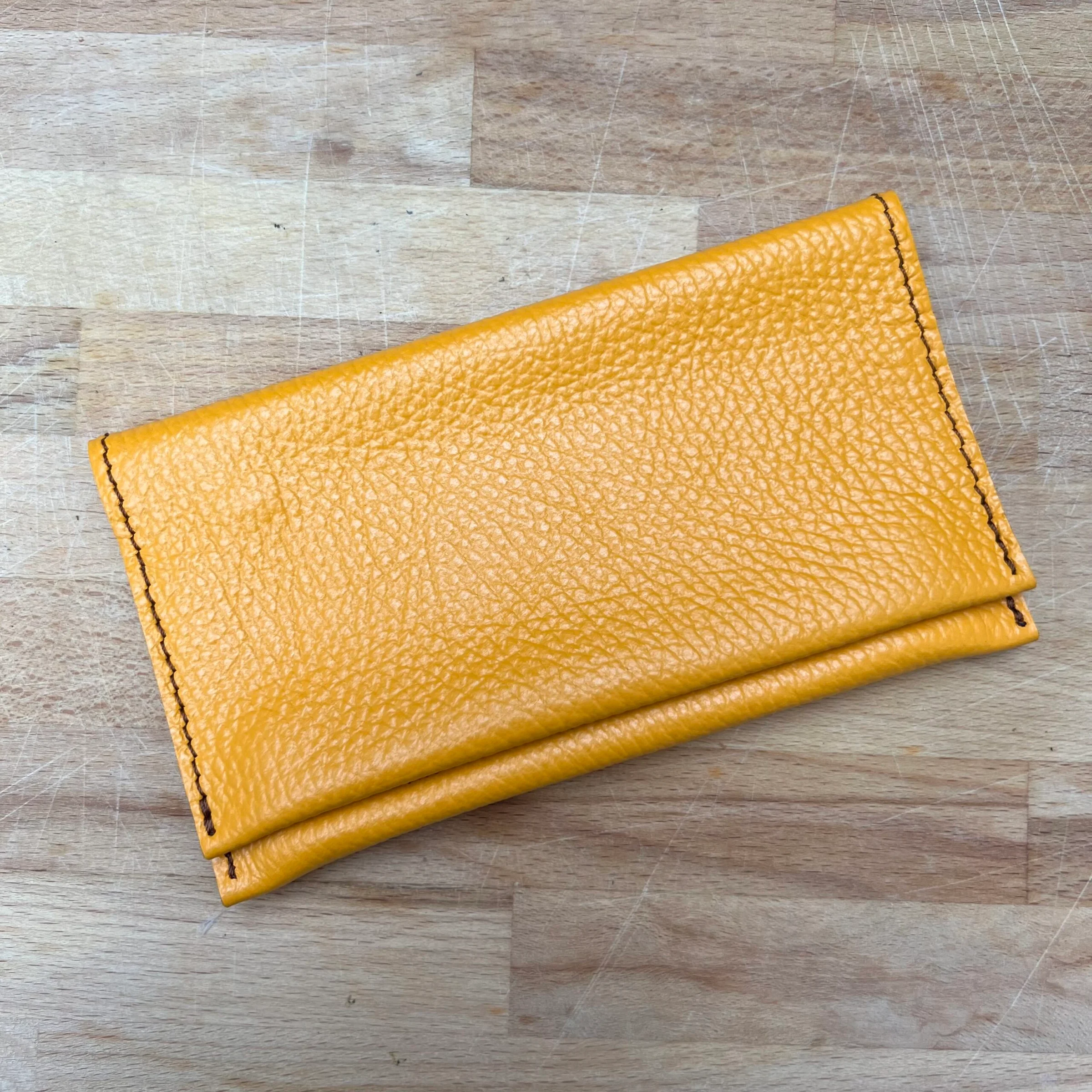 Φωτογραφία προϊόντος: ByLeather ΔΕΡΜΑΤΙΝΗ ΧΕΙΡΟΠΟΙΗΤΗ ΘΗΚΗ ΚΑΠΝΟΥ ΜΕ ΧΑΡΑΞΗ Κίτρινο