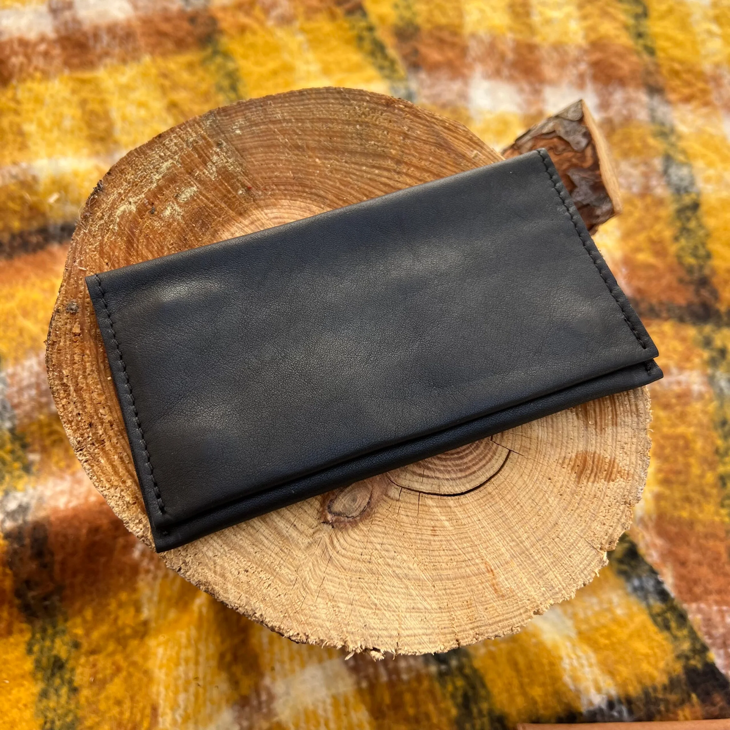 Φωτογραφία προϊόντος: ByLeather ΔΕΡΜΑΤΙΝΗ ΧΕΙΡΟΠΟΙΗΤΗ ΘΗΚΗ ΚΑΠΝΟΥ ΜΕ ΧΑΡΑΞΗ Μαύρο